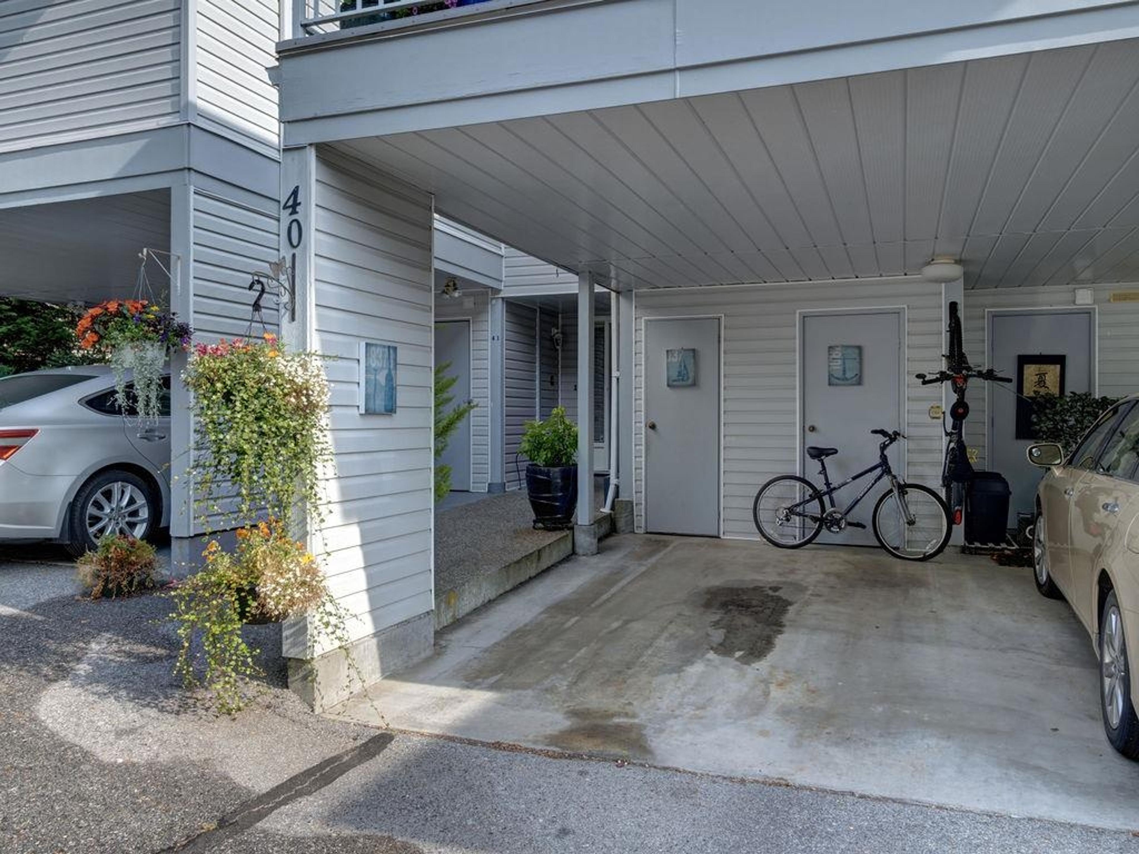 699 Dougall Road, Gibsons - Exteriors - Photo 1