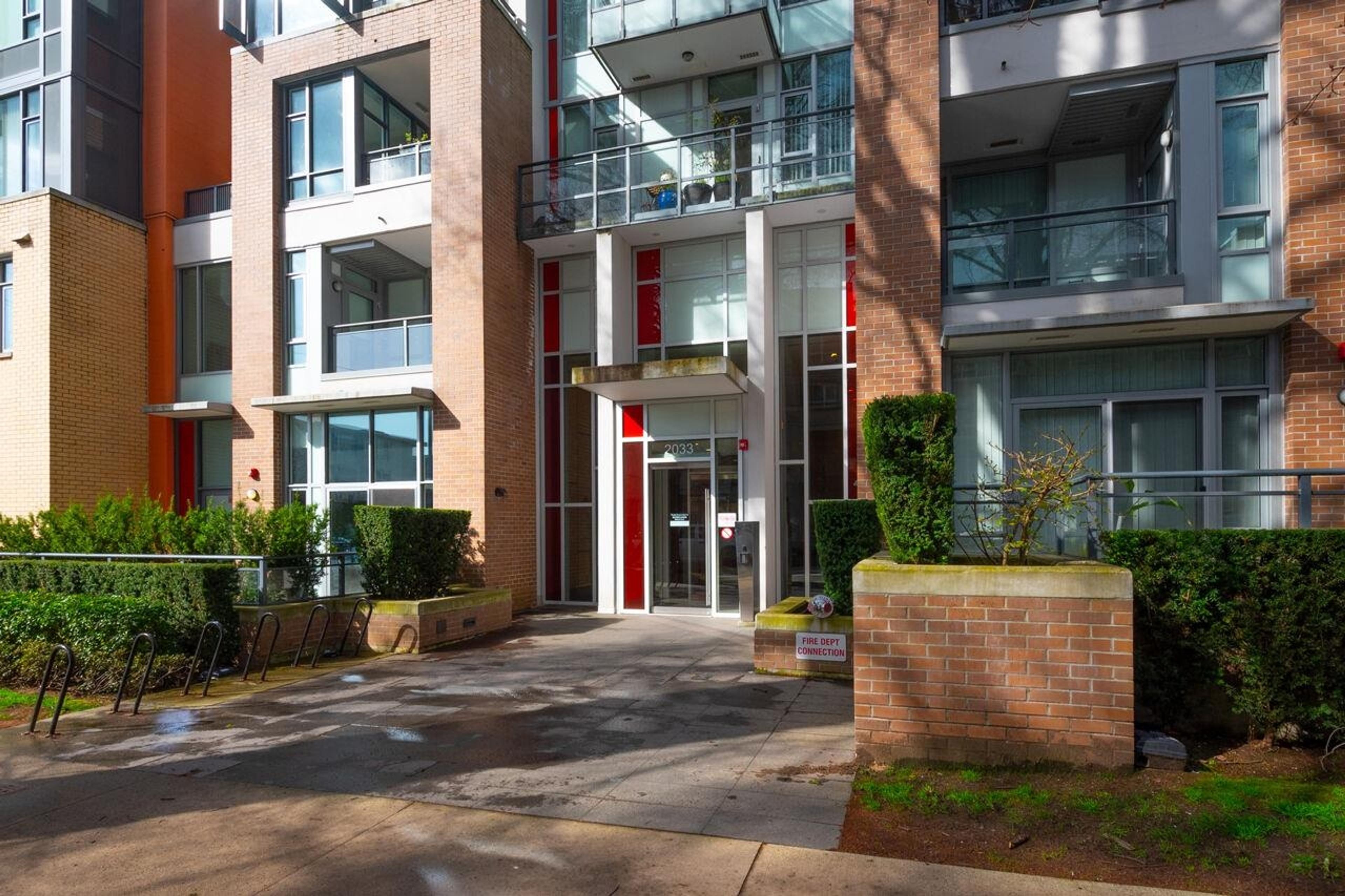 2063 W 10th Avenue, Vancouver - Exteriors - Photo 1