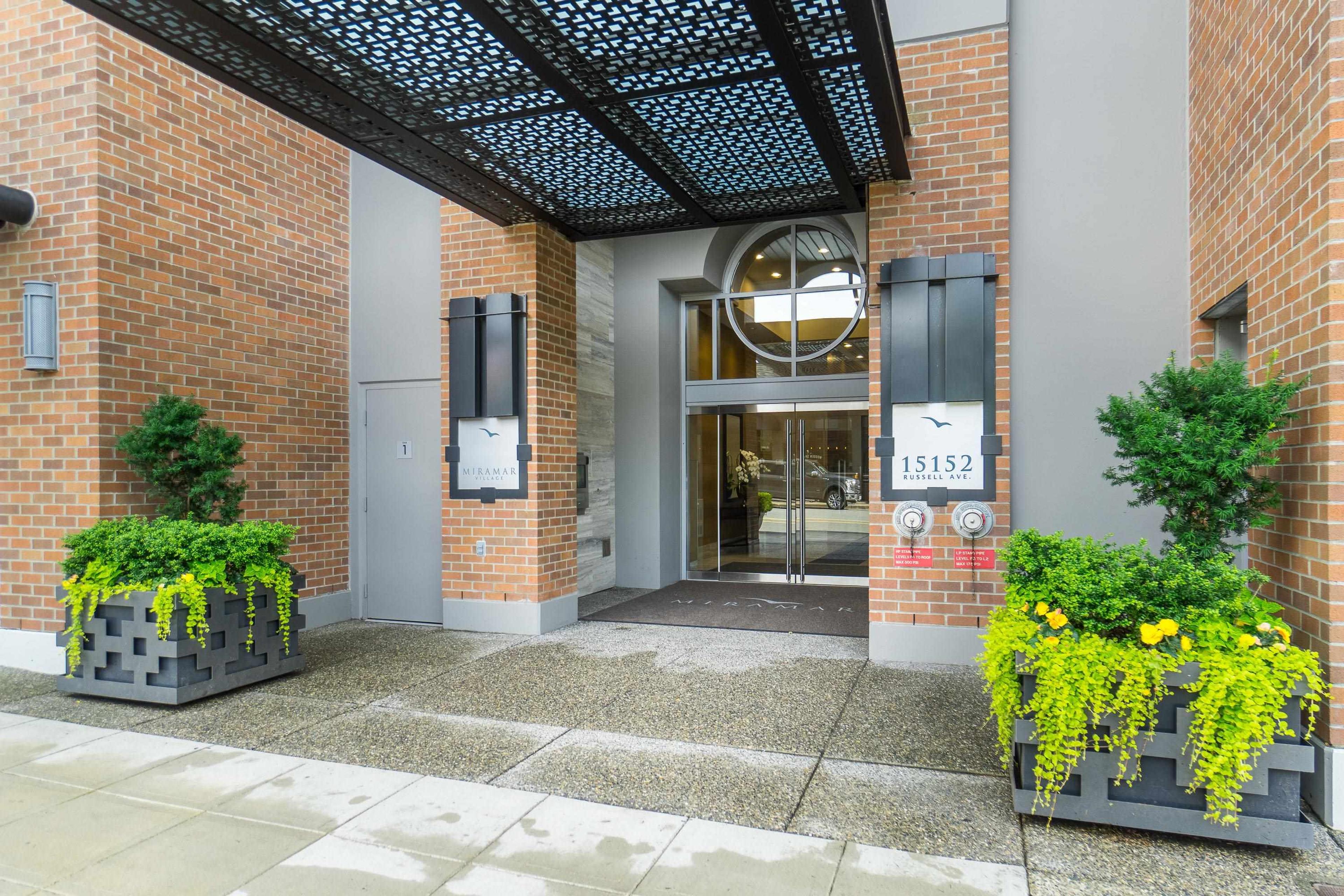 15152 Russell Avenue, White Rock - Exteriors - Photo 2