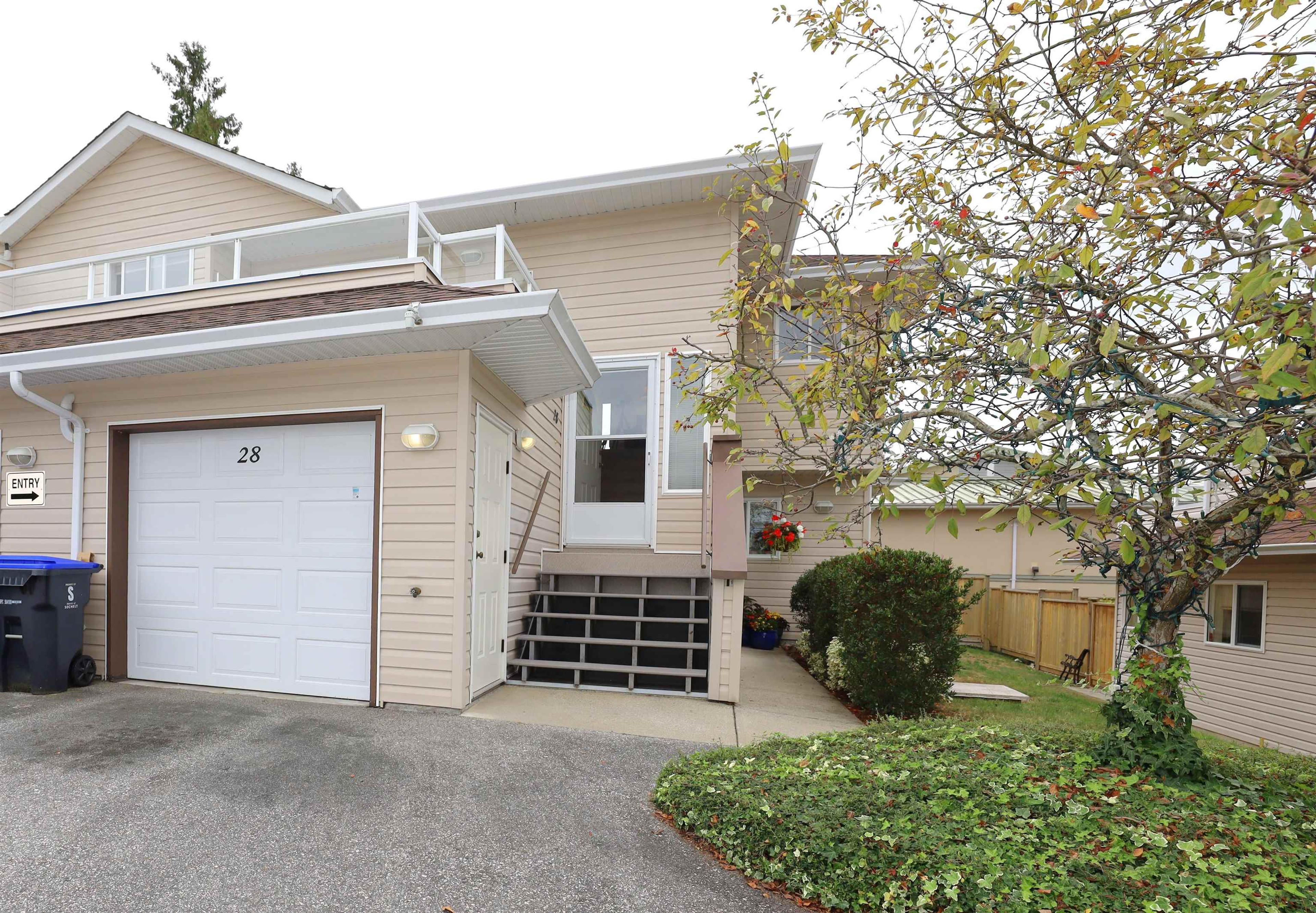 5630 Trail Avenue, Sechelt - Exteriors - Photo 2