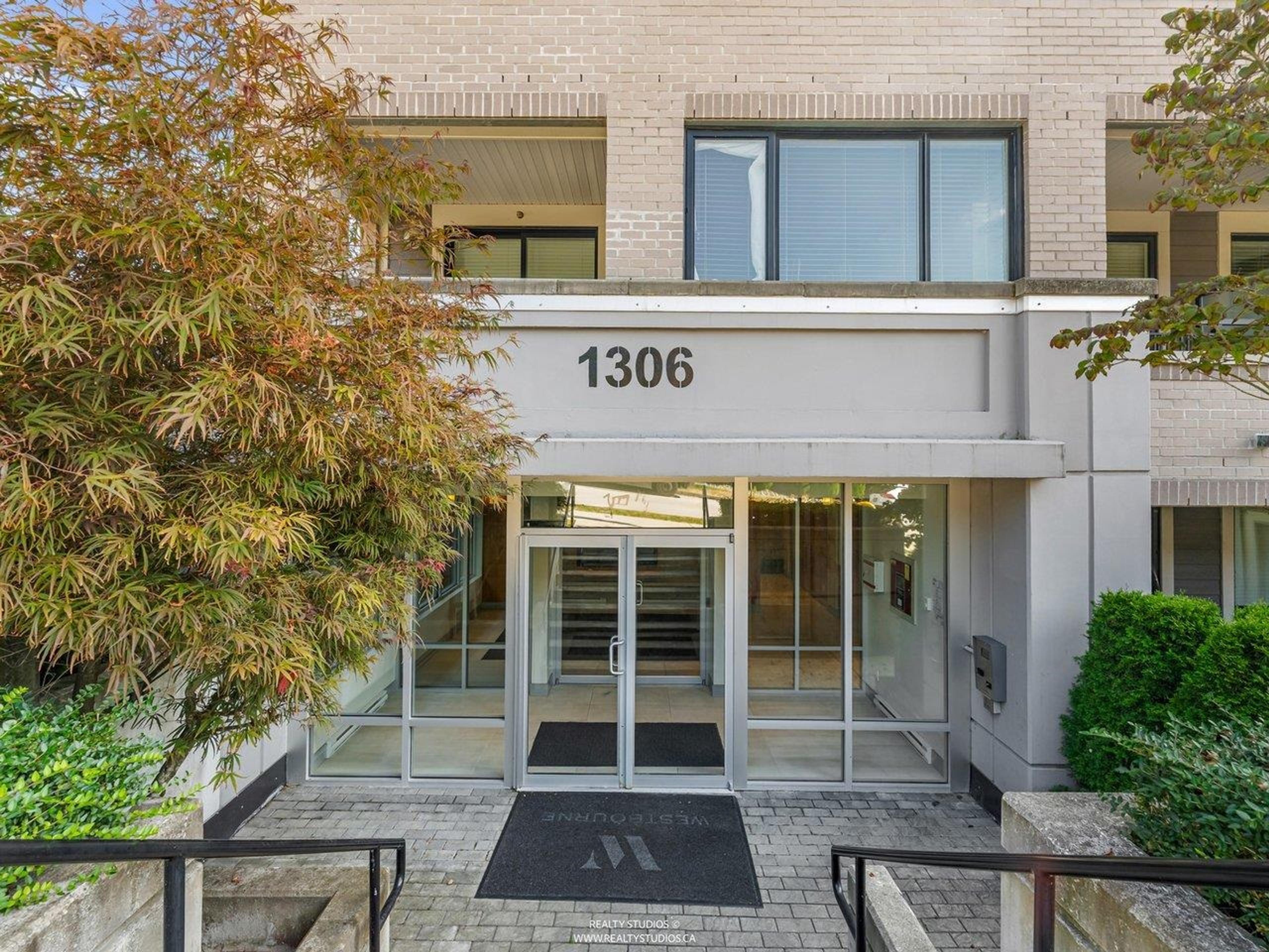 1306 Fifth Avenue, New Westminster - Exteriors - Photo 1