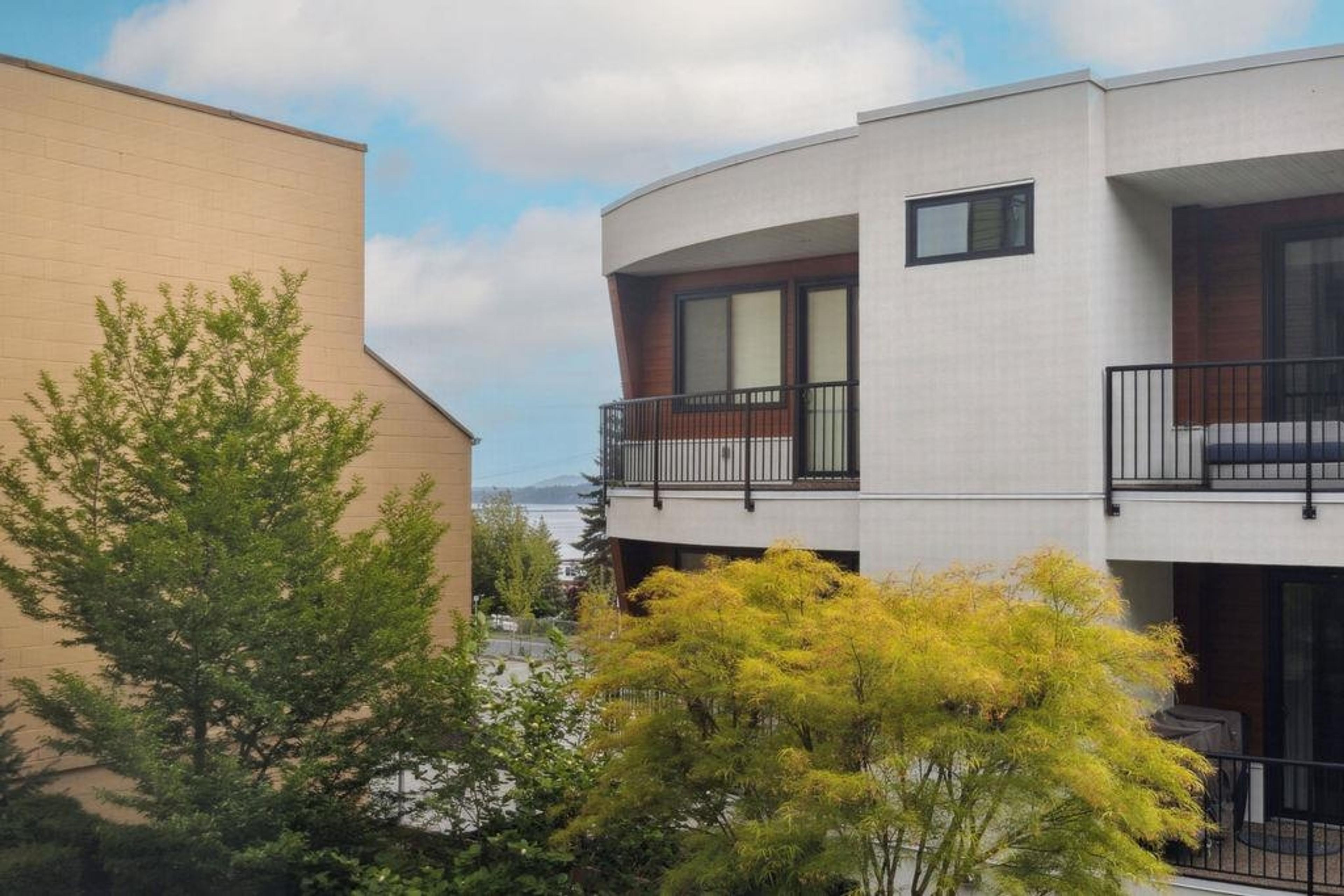 15210 Pacific Avenue, White Rock - Exteriors - Photo 1