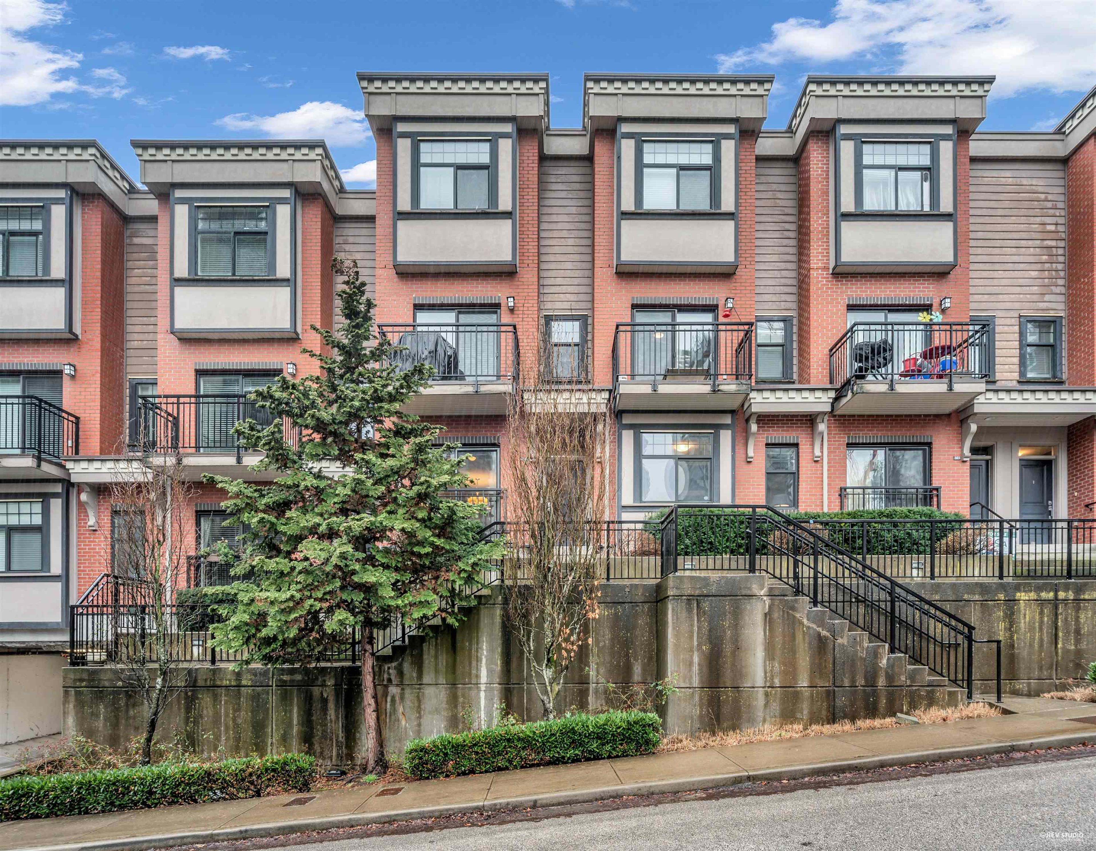 828 Royal Avenue, New Westminster - Exteriors - Full Complex View - Photo 1