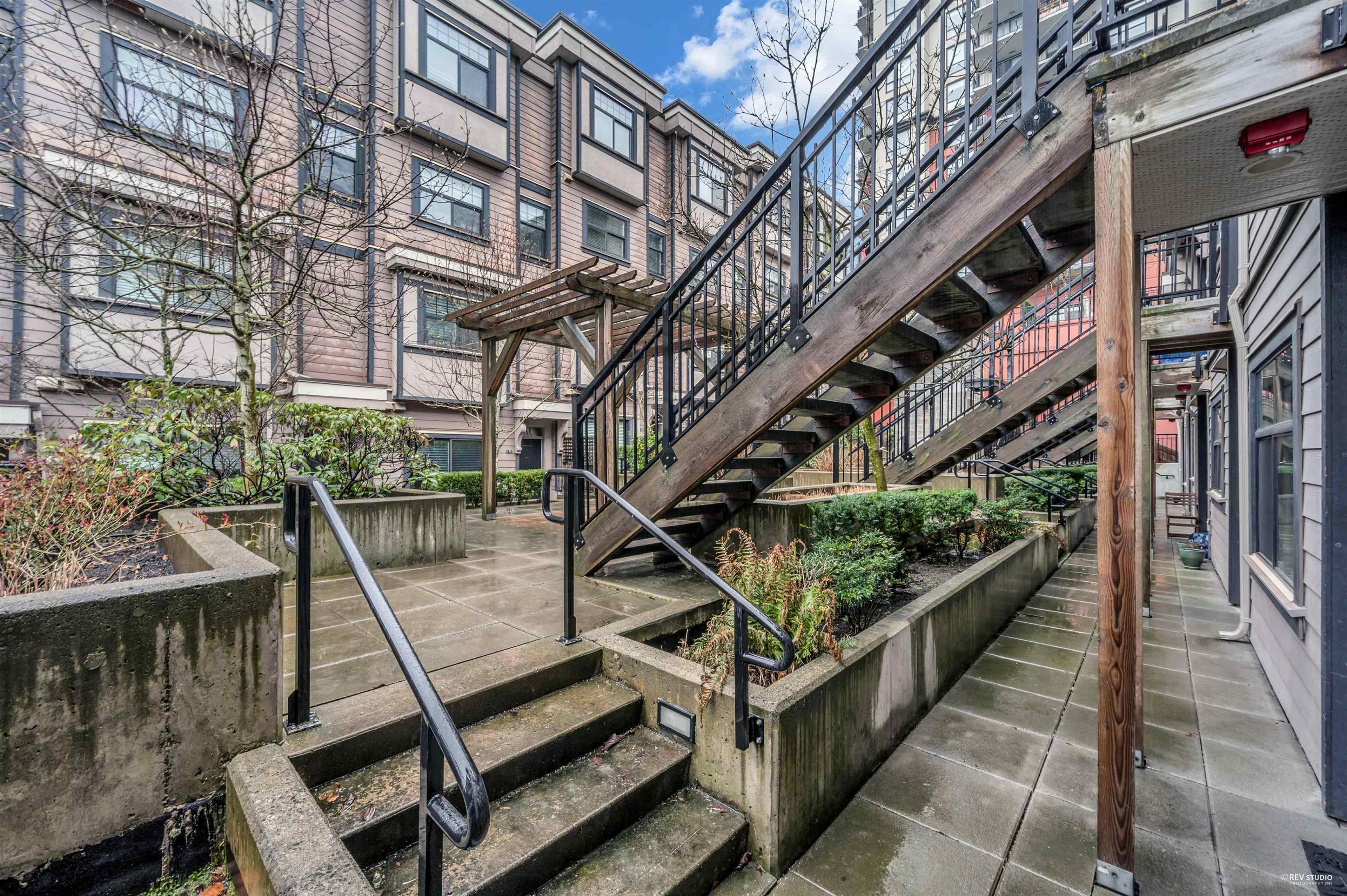 828 Royal Avenue, New Westminster - Exteriors - Photo 2