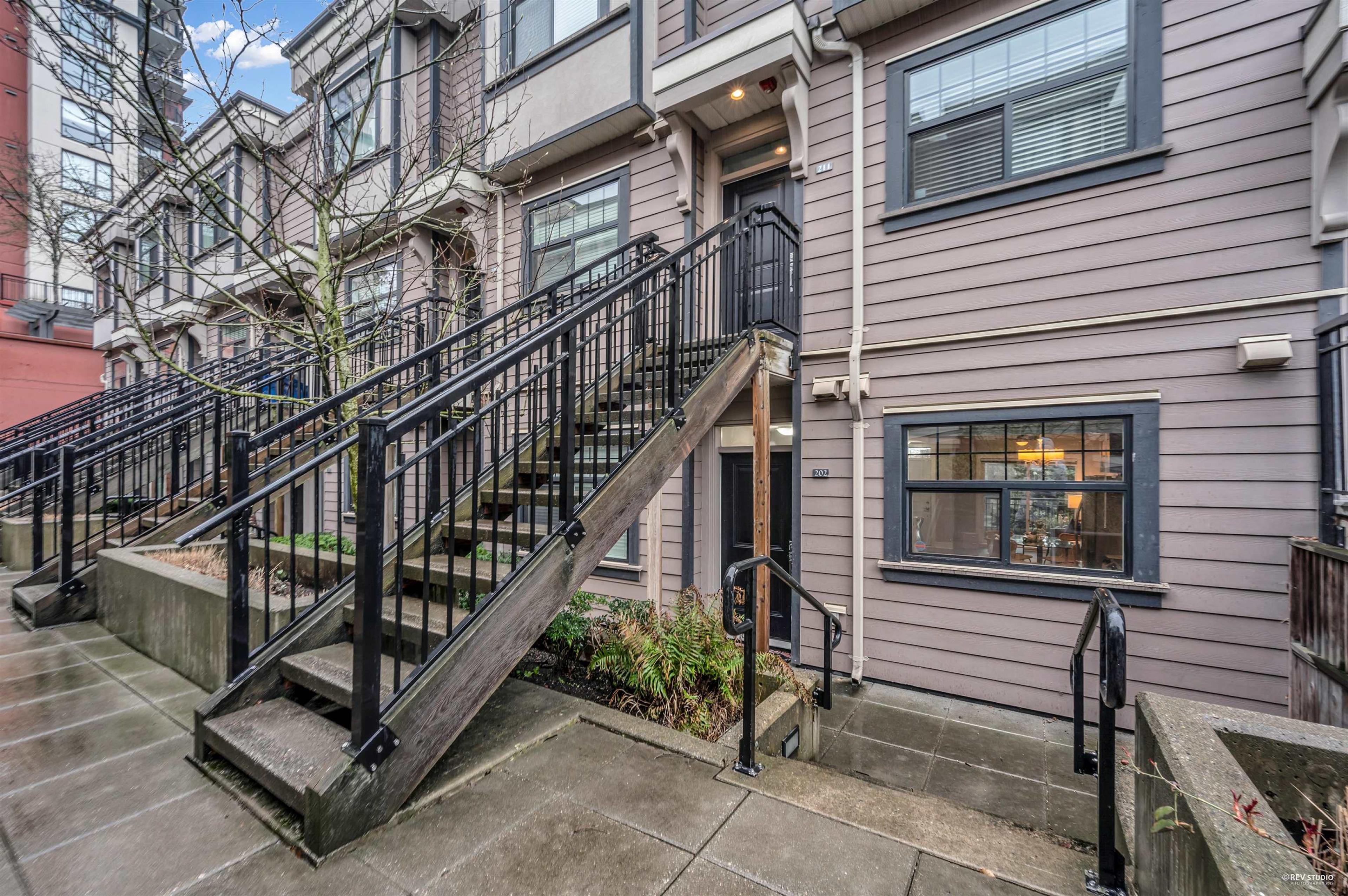 828 Royal Avenue, New Westminster - Exteriors - Photo 4