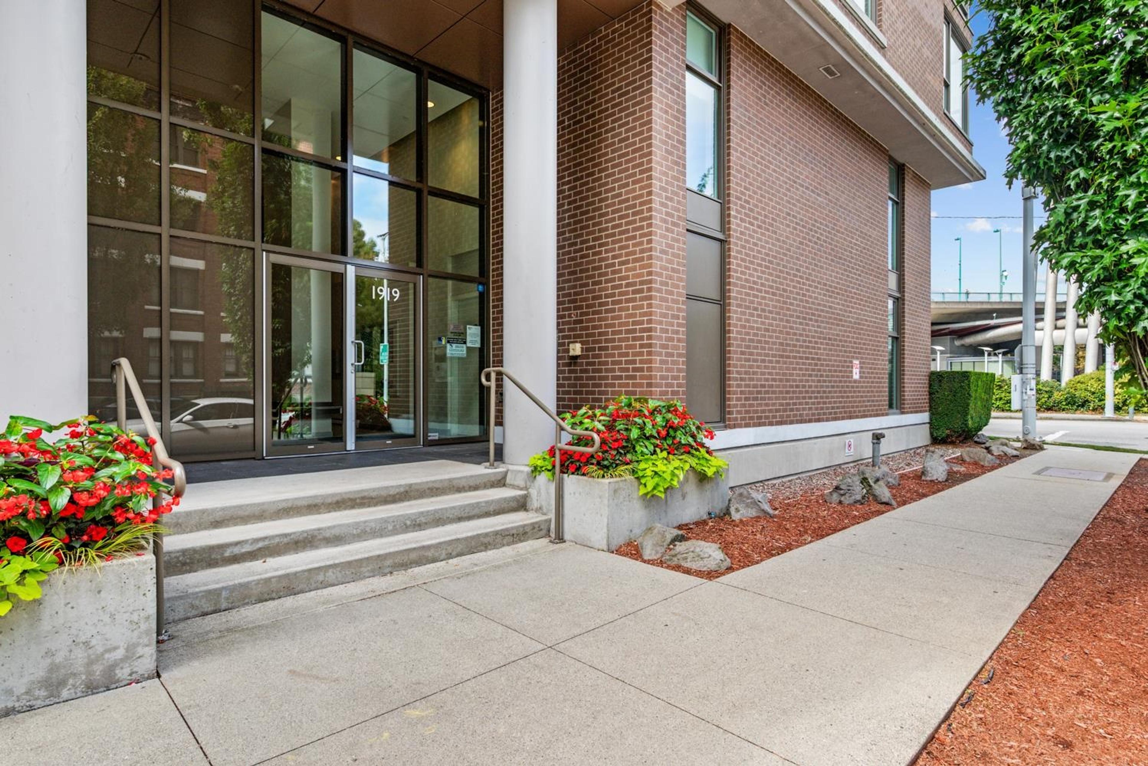 429 W 2nd Avenue, Vancouver - Exteriors - Photo 1