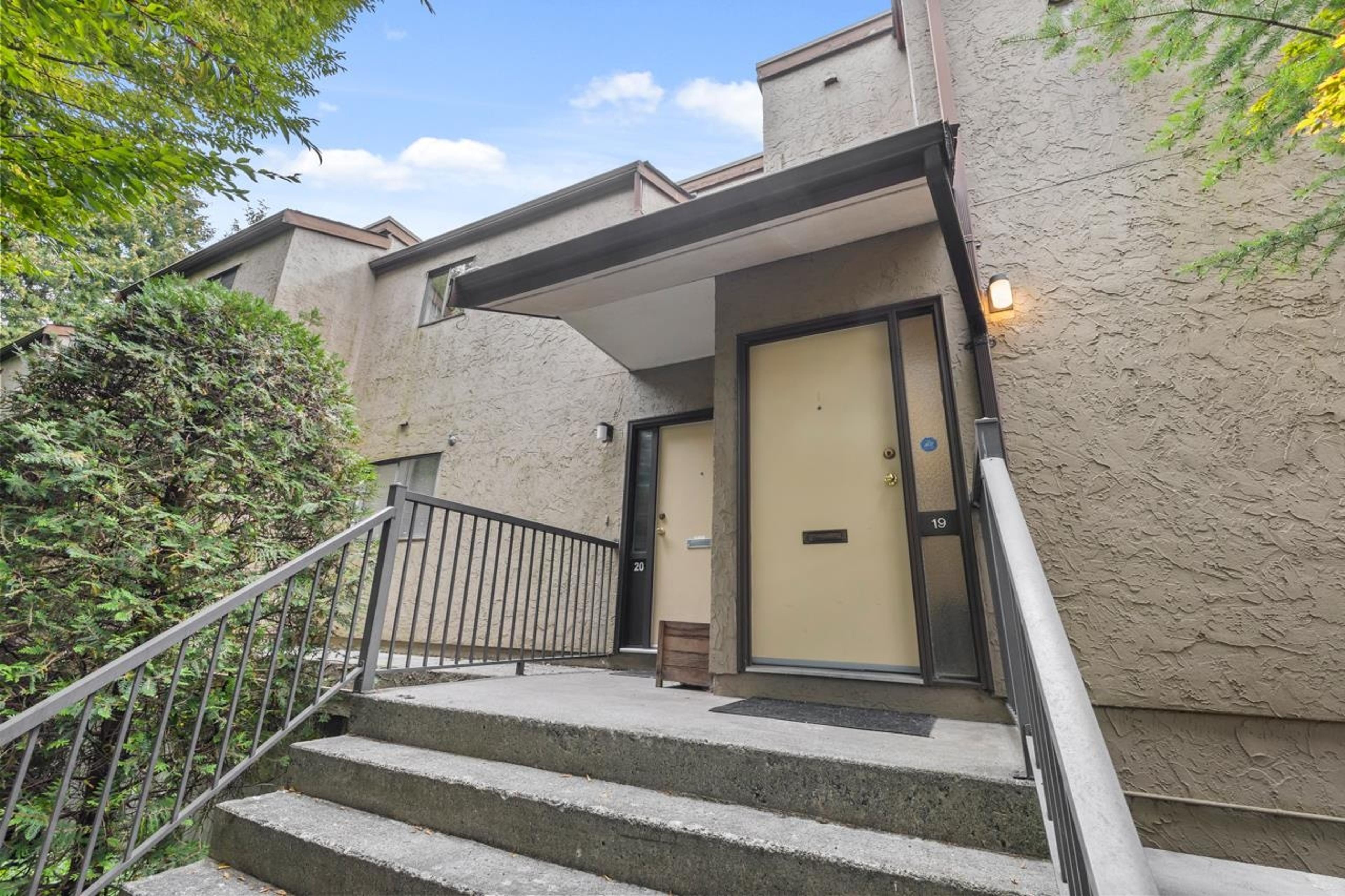 220 E 4th Street, North Vancouver - Exteriors - Photo 2