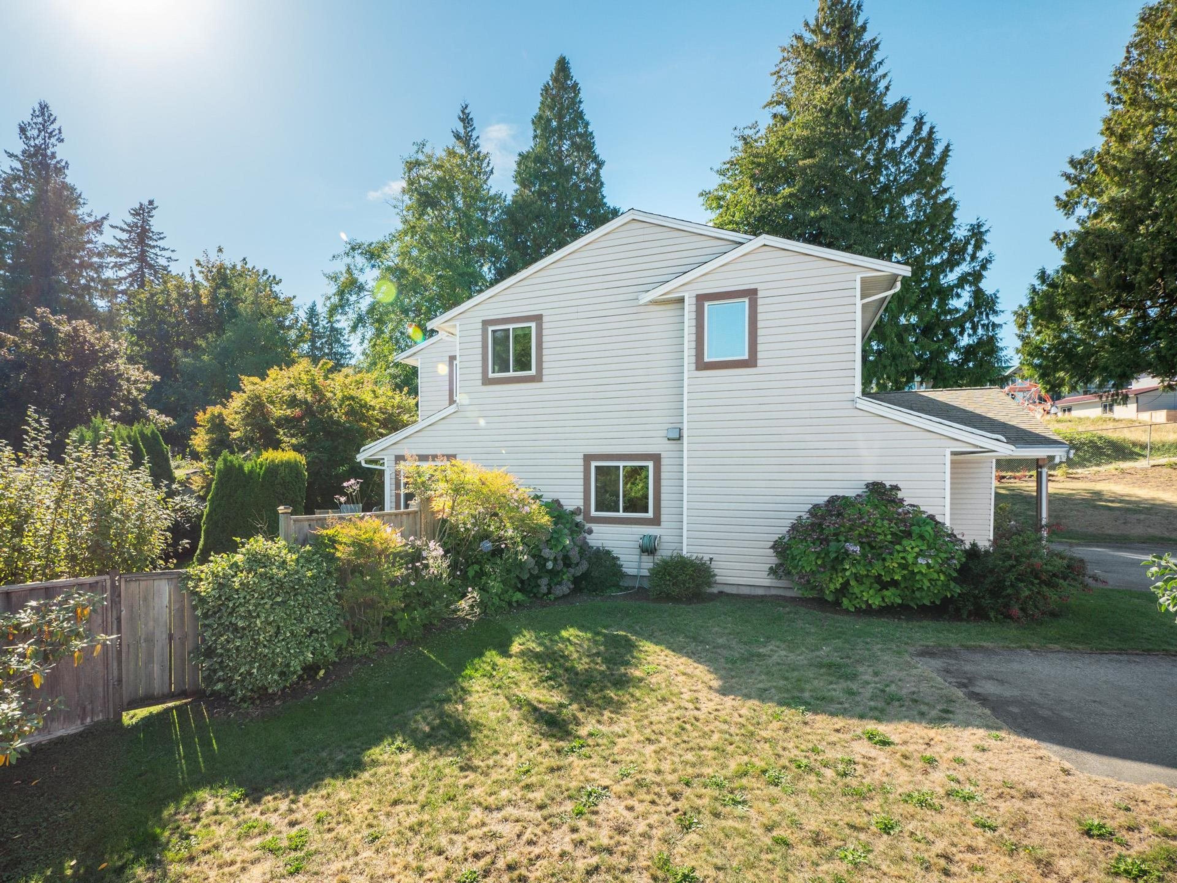 765 School Road, Gibsons - Exteriors - Photo 2