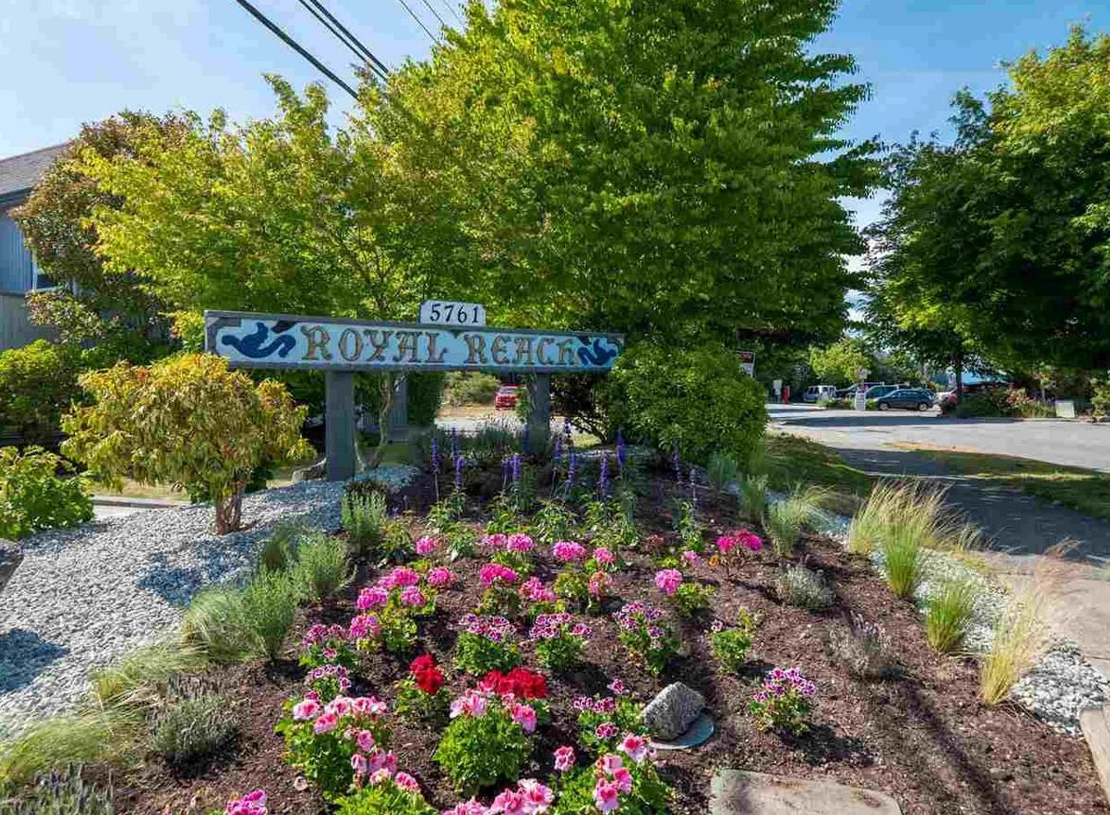 5753 Wharf Avenue, Sechelt - Exteriors - Photo 2