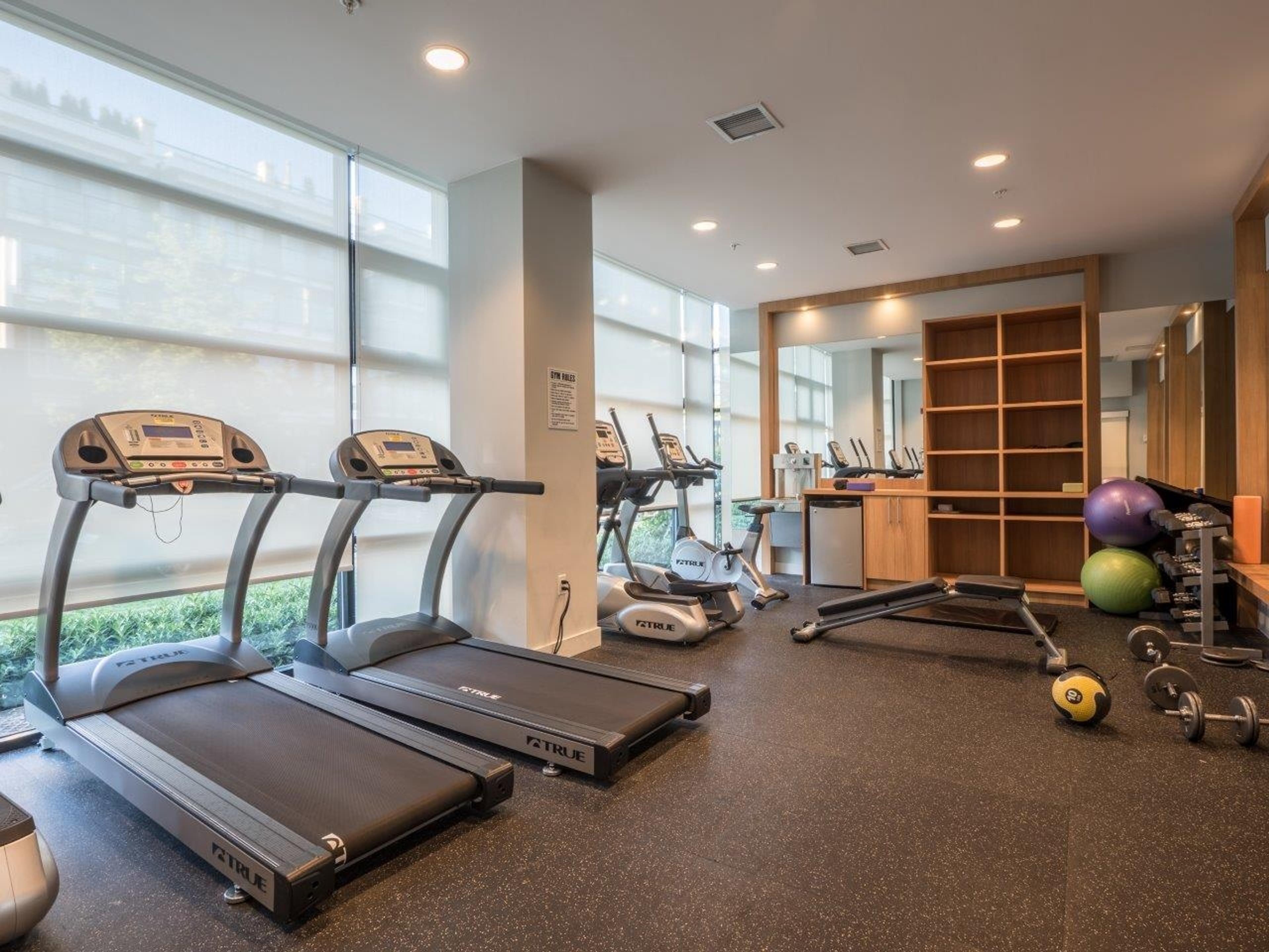 733 W 14th Street, North Vancouver - Common Areas - Lobbies / Hallways / Foyers - Photo 1