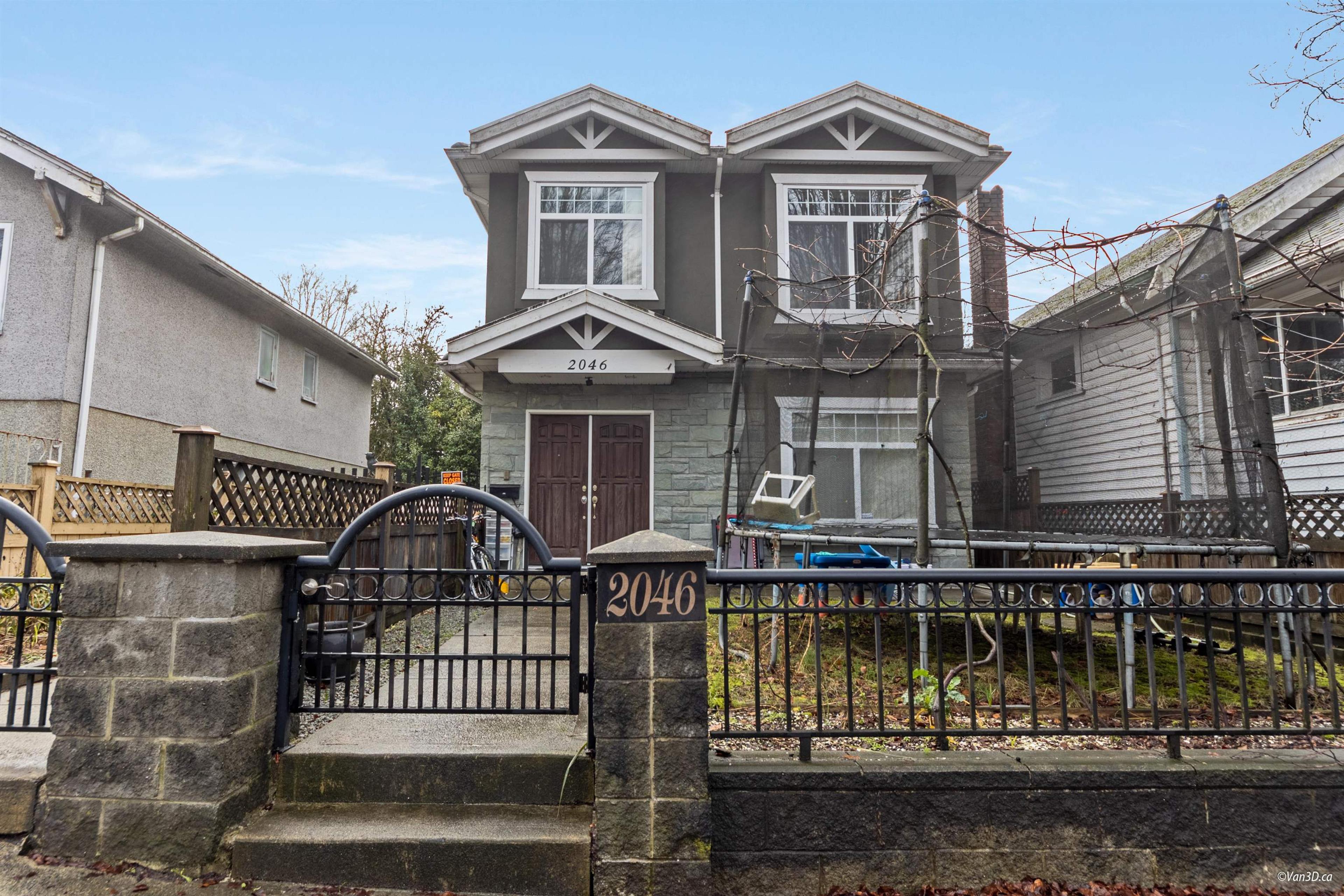 2048 E 1st Avenue, Vancouver - Exteriors - Photo 3