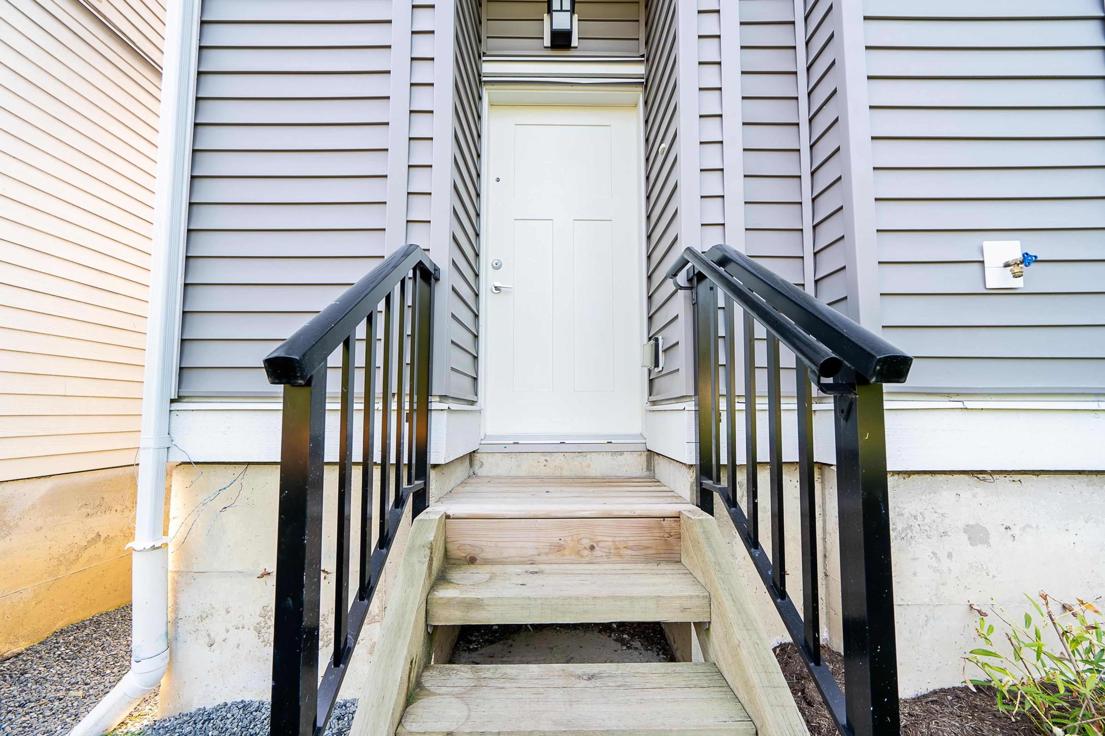 8033 166b Street, Surrey - Exteriors - Photo 3