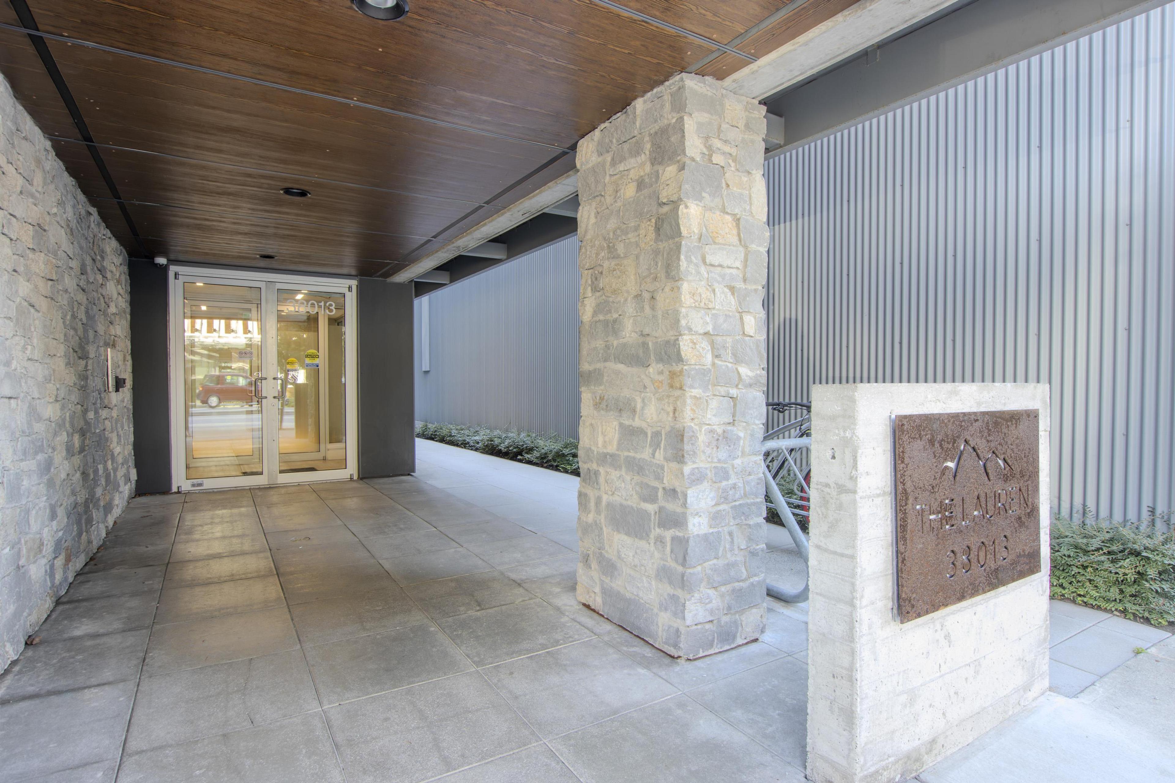 38013 Third Avenue, Squamish - Exteriors - Photo 2