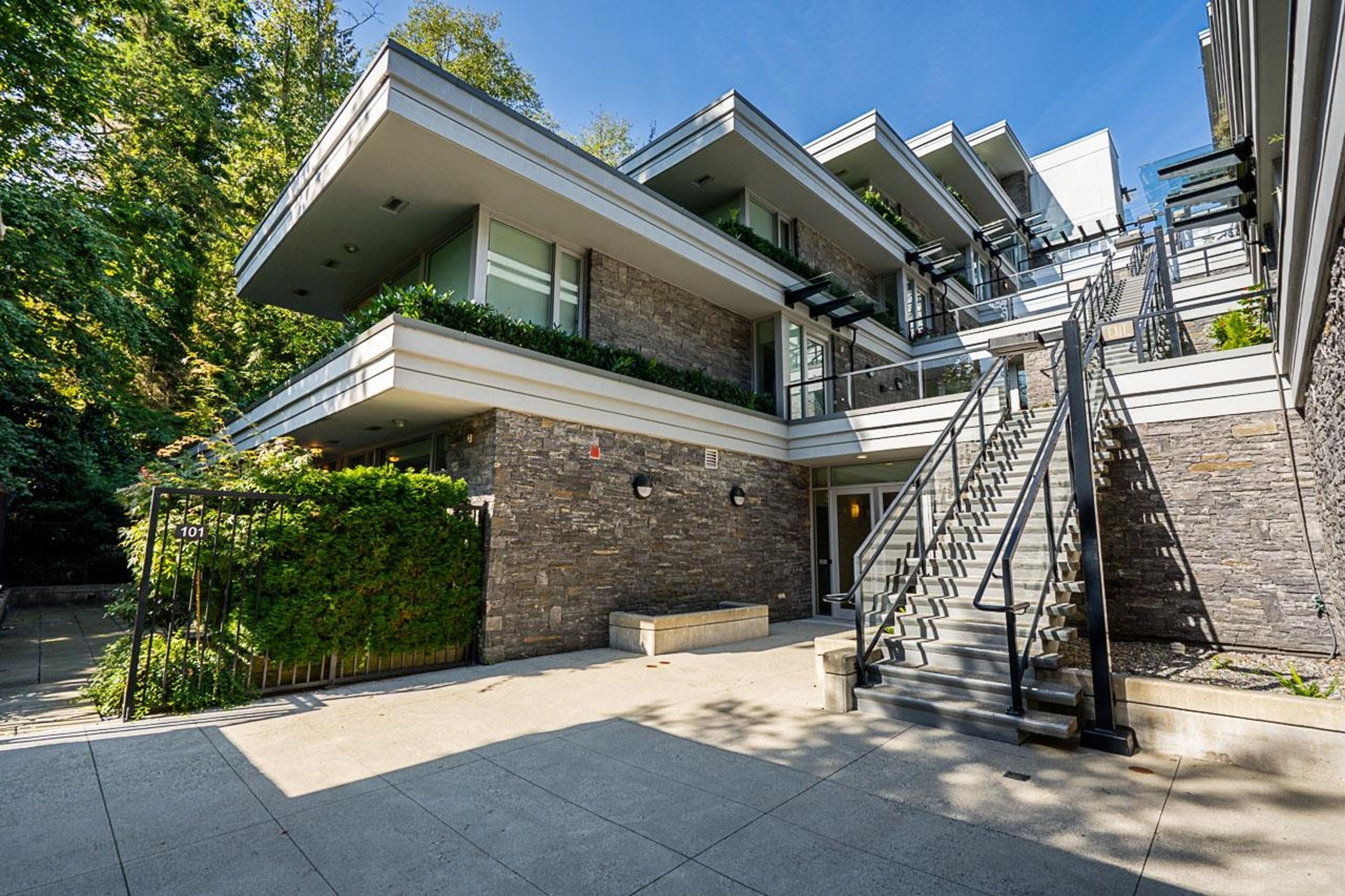 988 Keith Road, West Vancouver - Exteriors - Photo 1