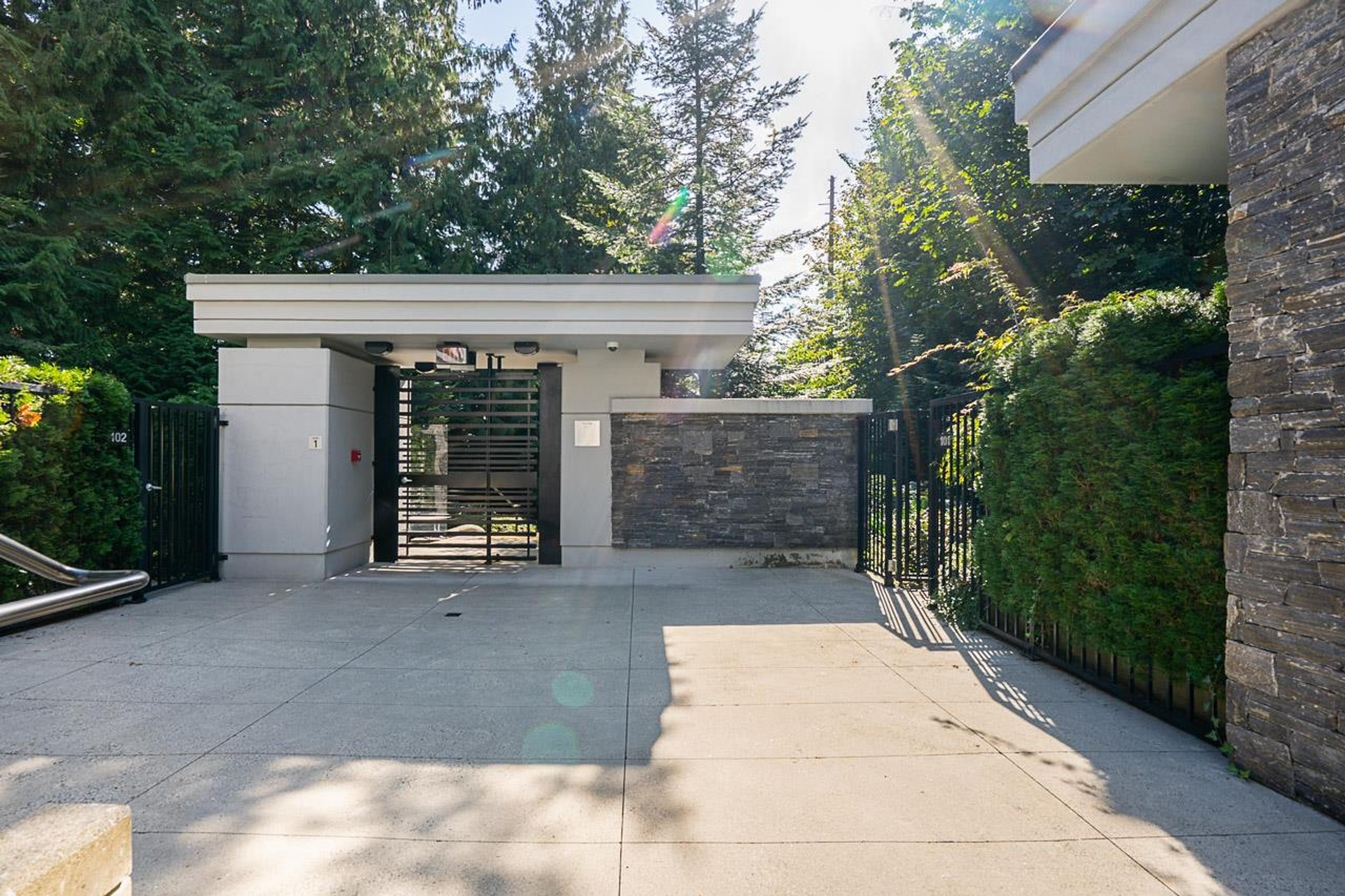 988 Keith Road, West Vancouver - Exteriors - Photo 2