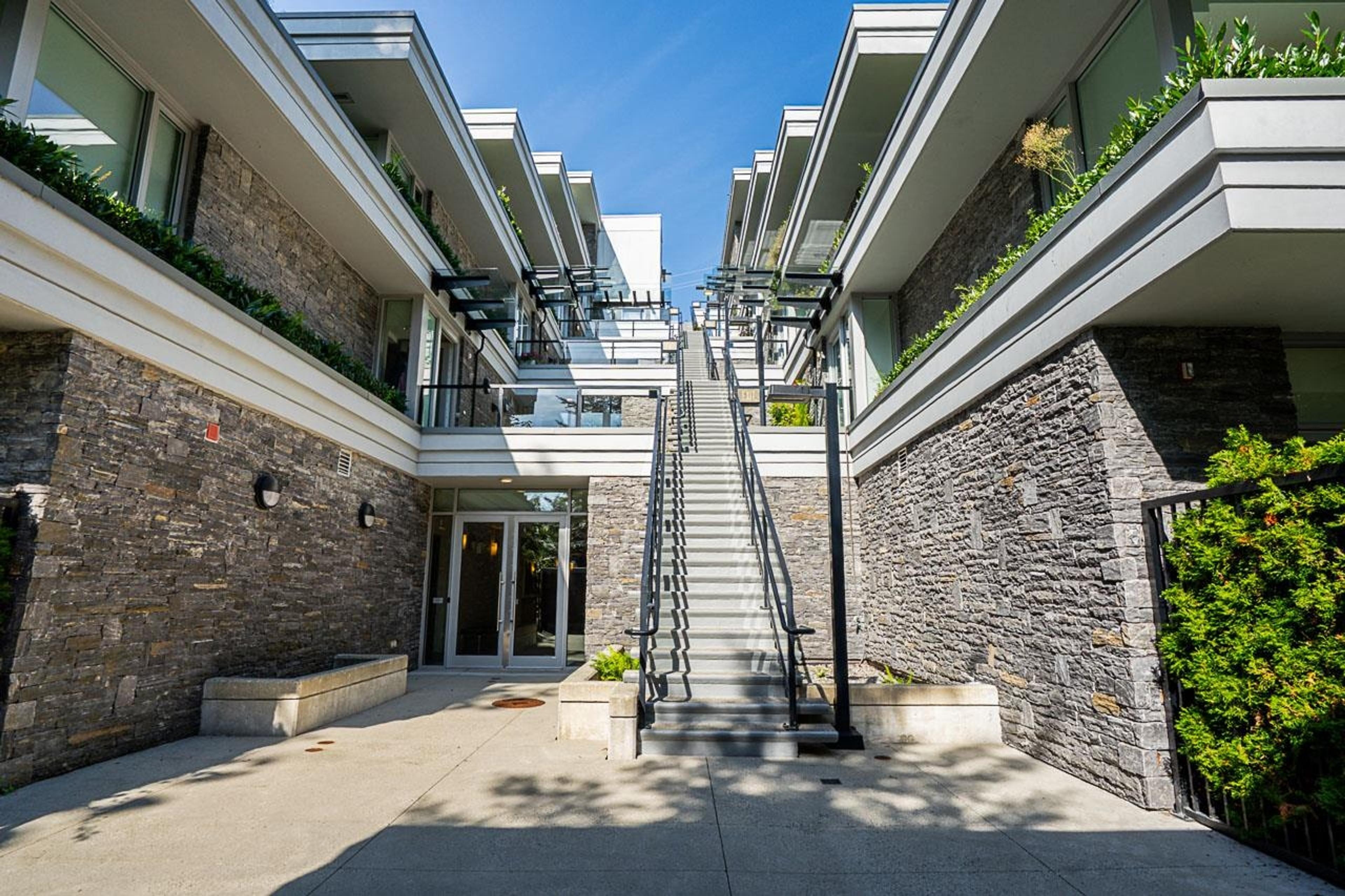 988 Keith Road, West Vancouver - Exteriors - Full Complex View - Photo 4