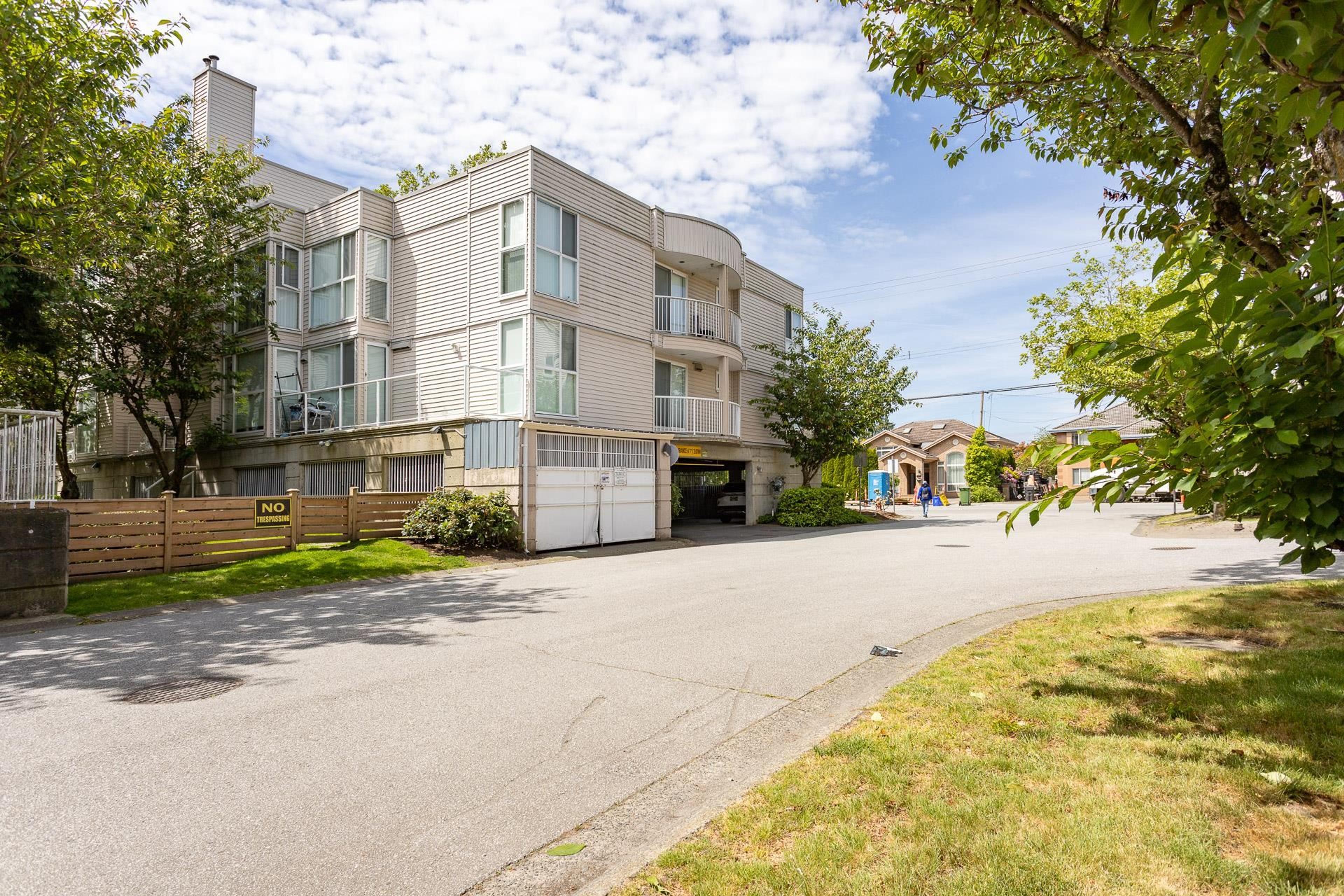 7700 Gilbert Road, Richmond - Exteriors - Photo 2