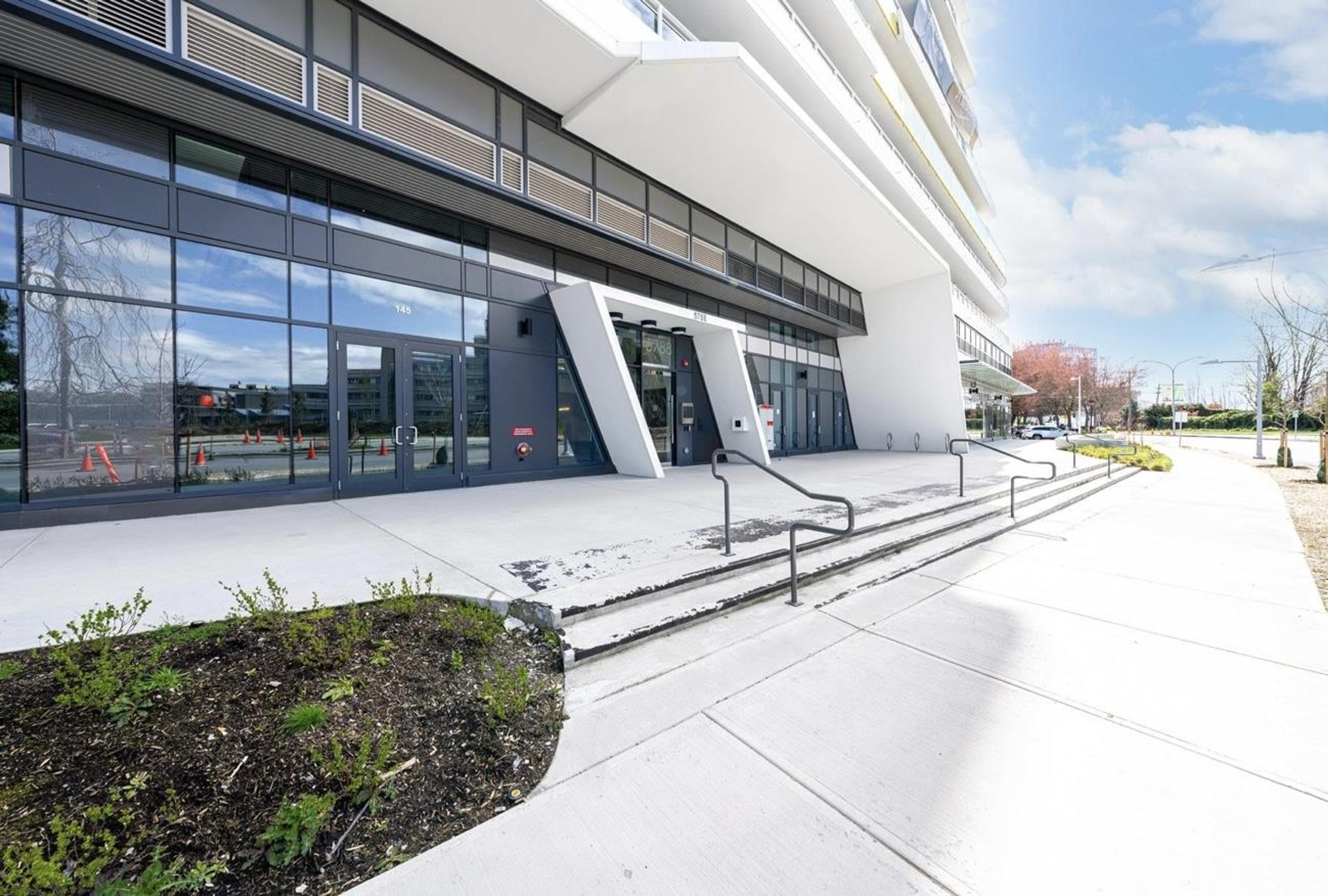 5766 Gilbert Road, Richmond - Exteriors - Photo 3