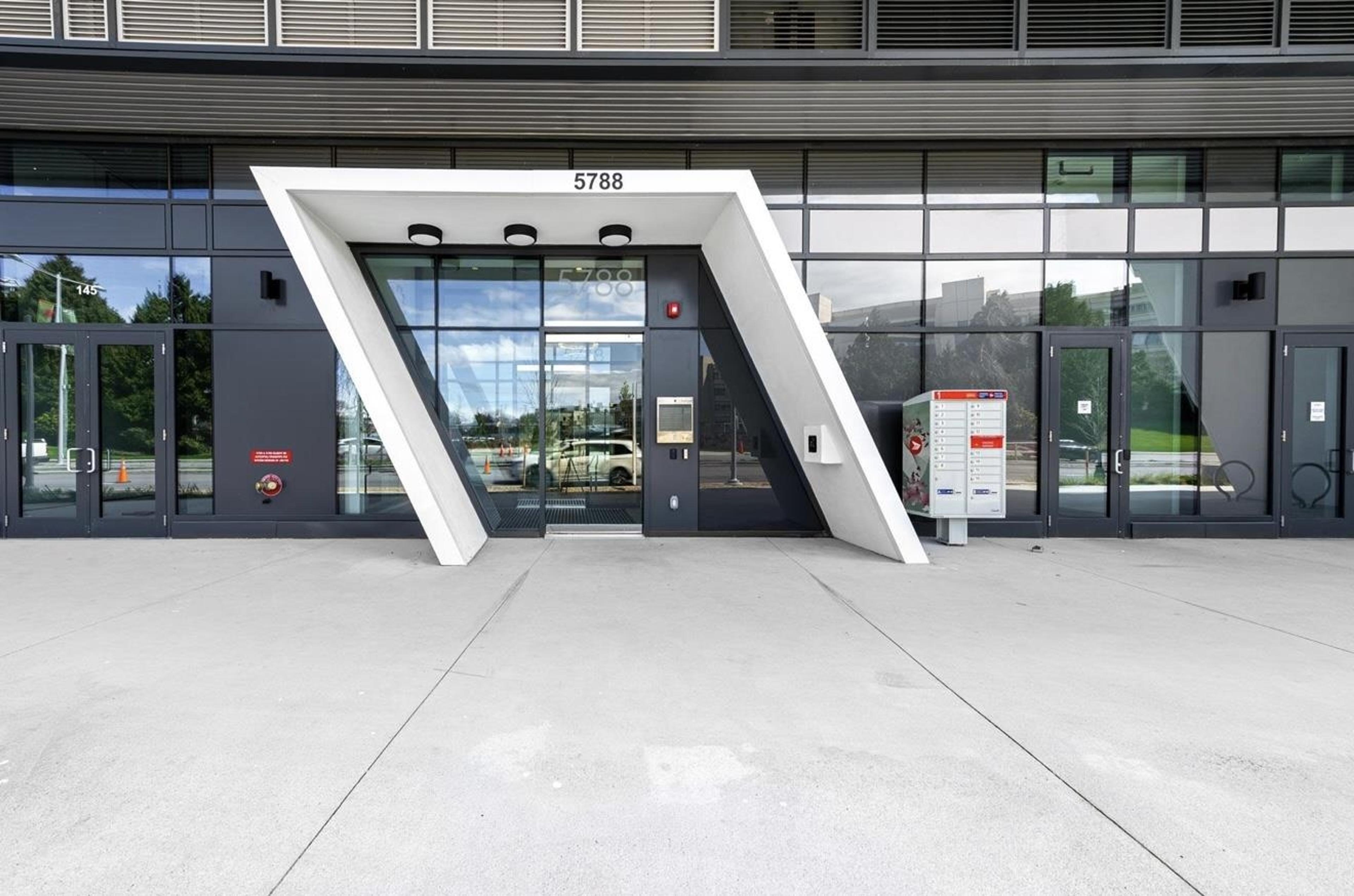 5766 Gilbert Road, Richmond - Exteriors - Photo 5