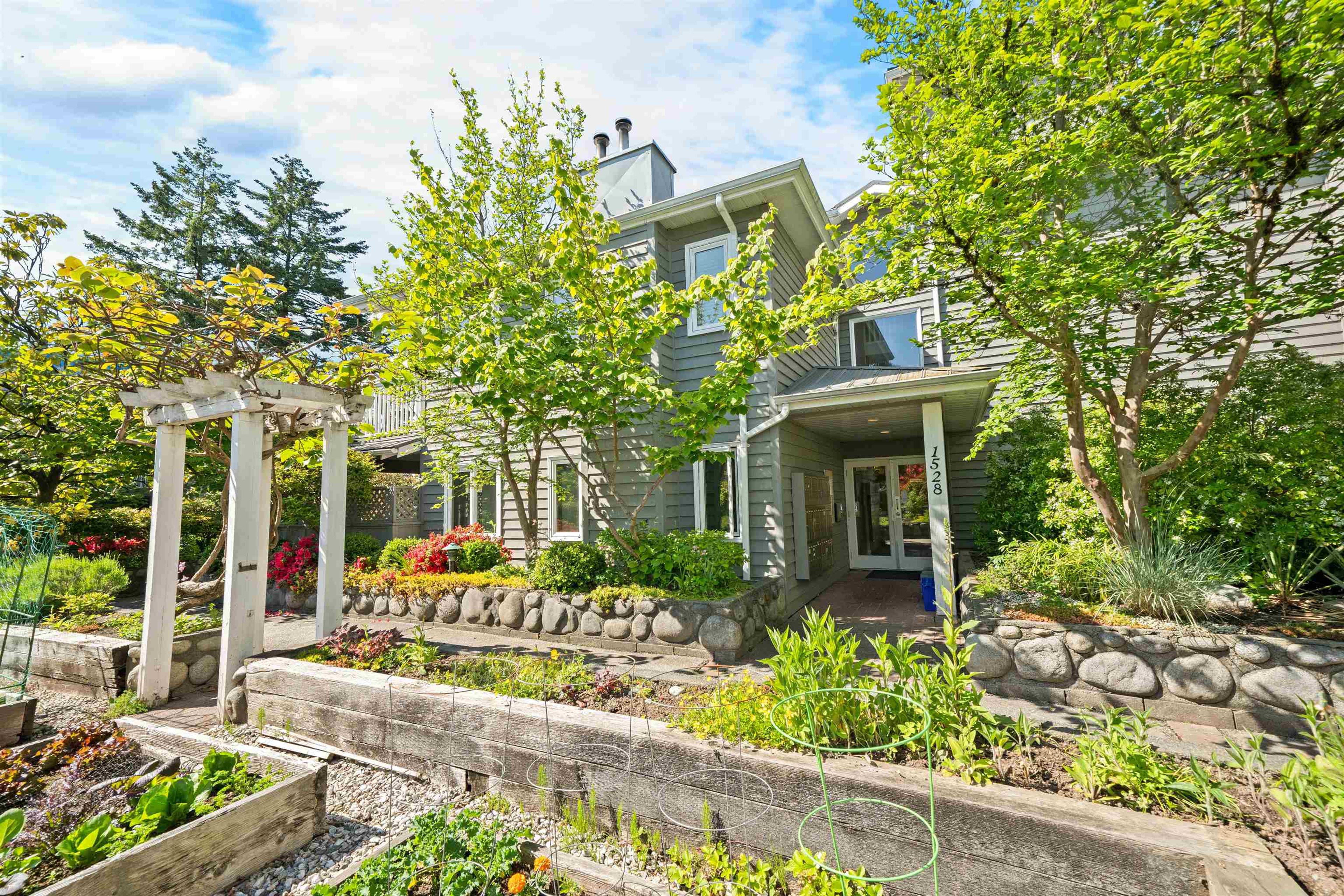 1528 Bowser Avenue, North Vancouver - Exteriors - Photo 2