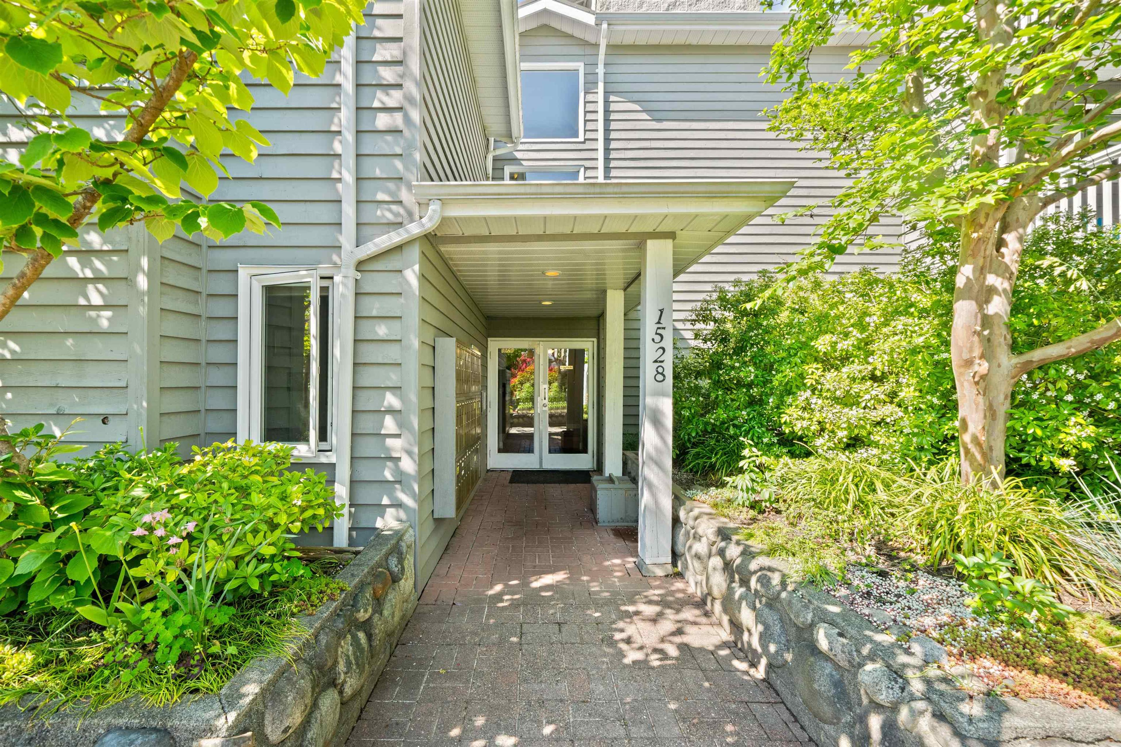 1528 Bowser Avenue, North Vancouver - Exteriors - Photo 3