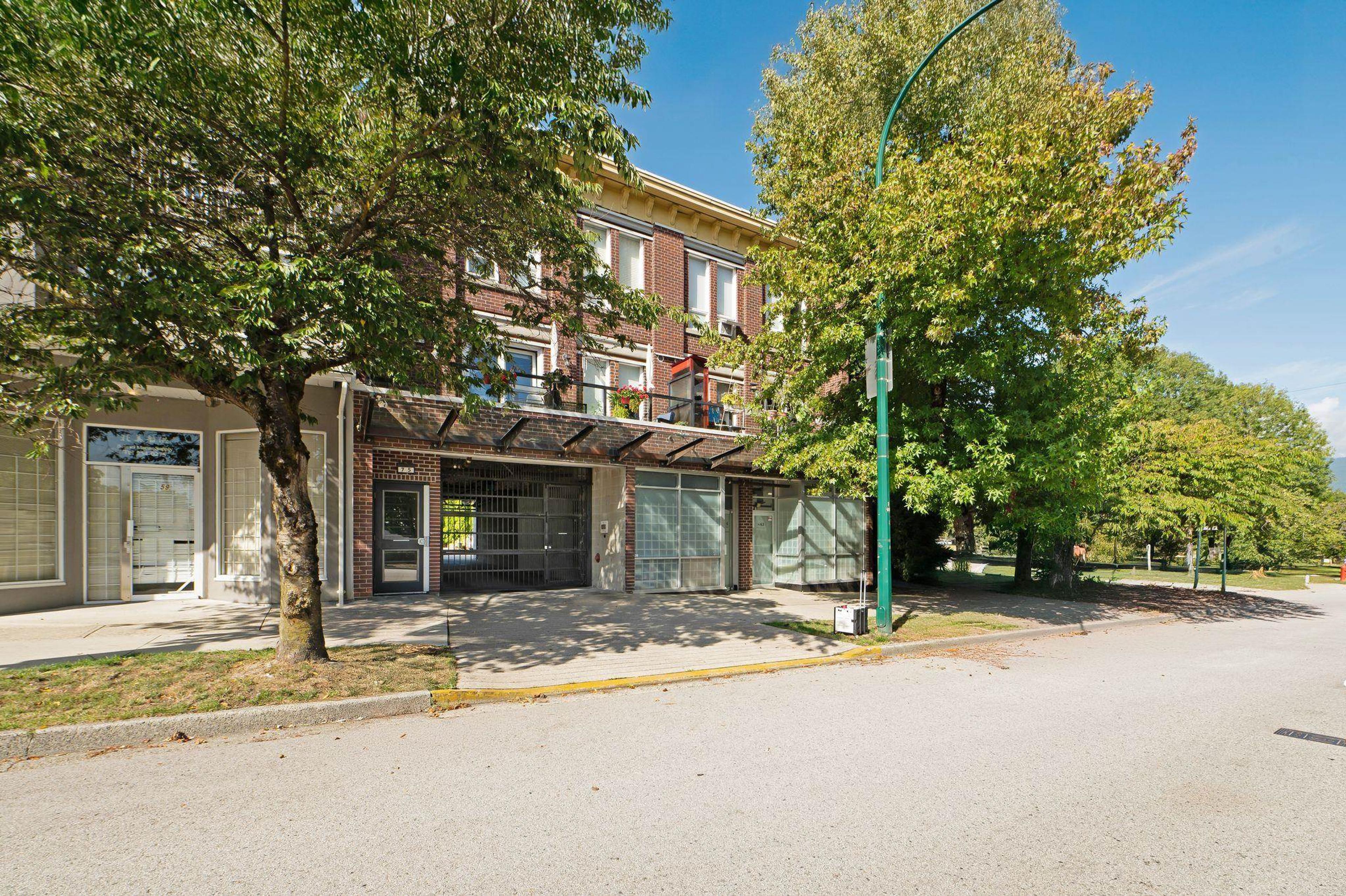 75 N Renfrew Street, Vancouver - Exteriors - Photo 1