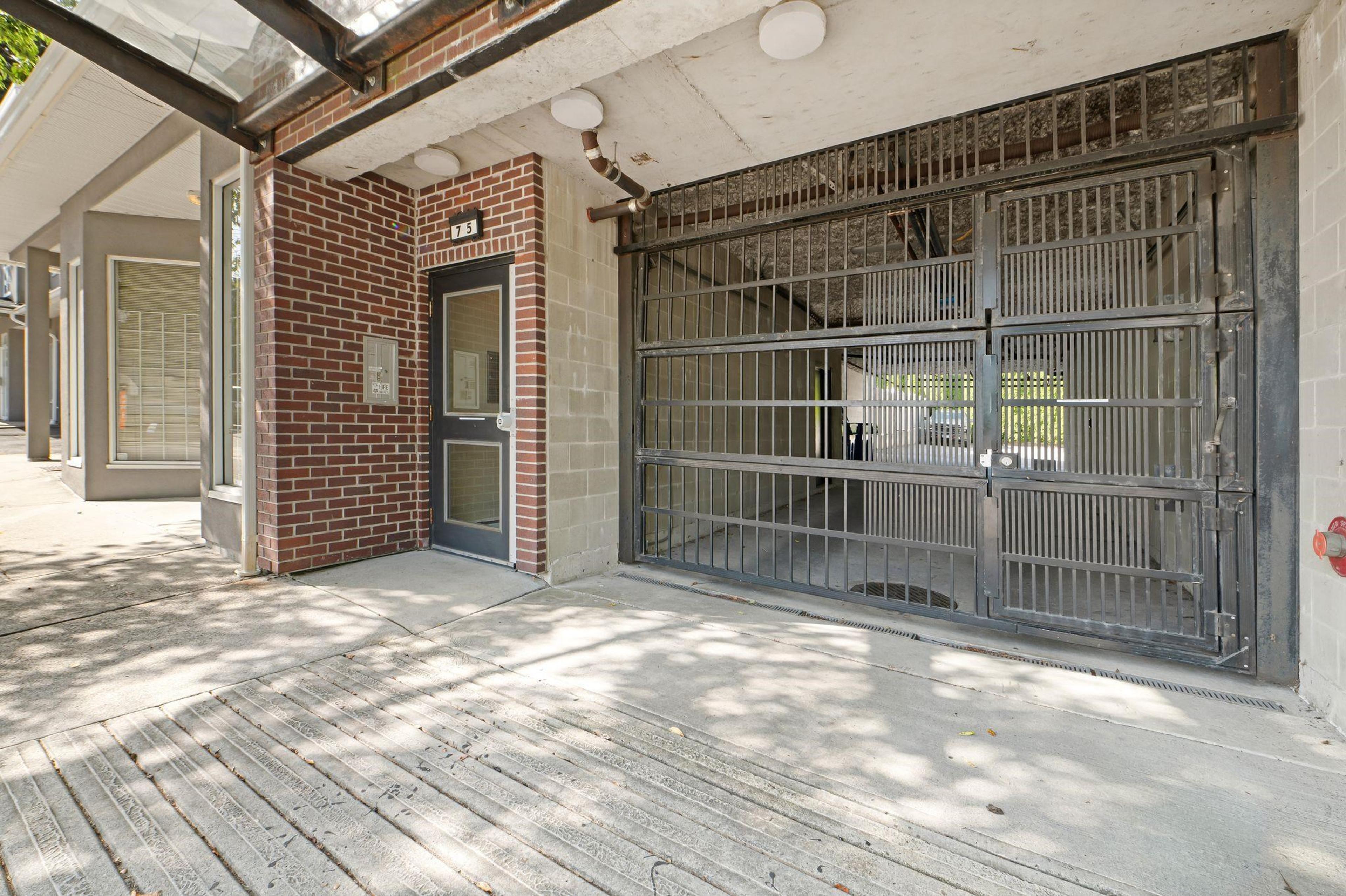 75 N Renfrew Street, Vancouver - Exteriors - Photo 5