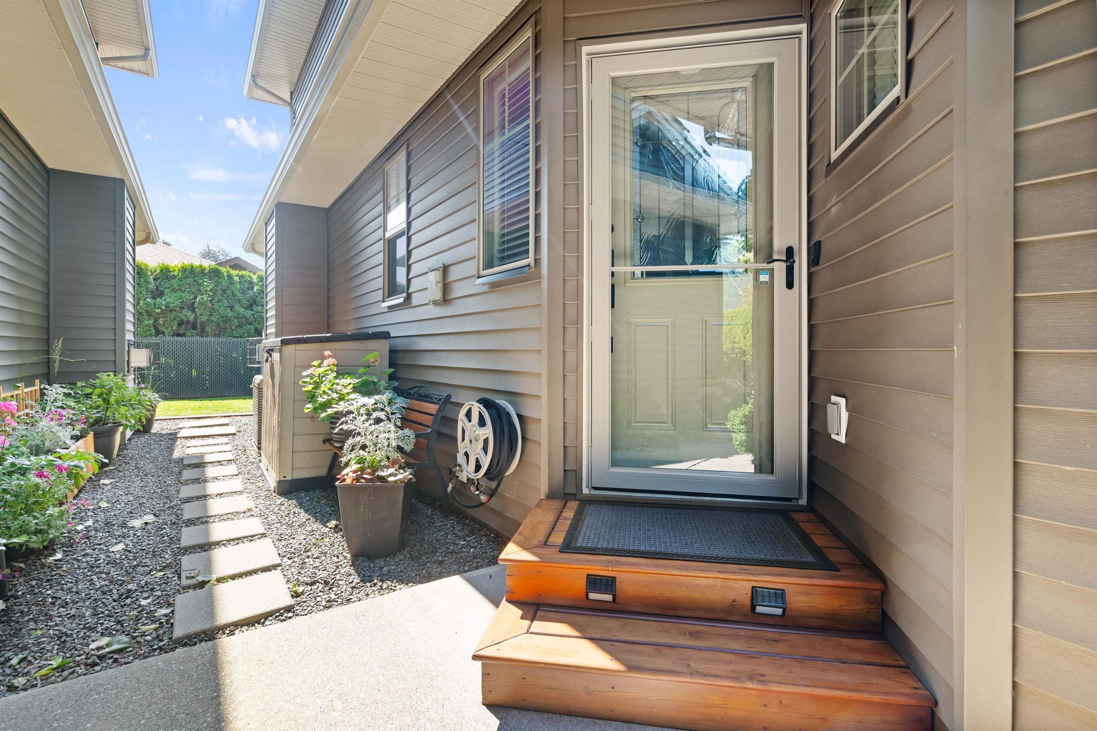 1854 Heath Road, Agassiz - Exteriors - Photo 2