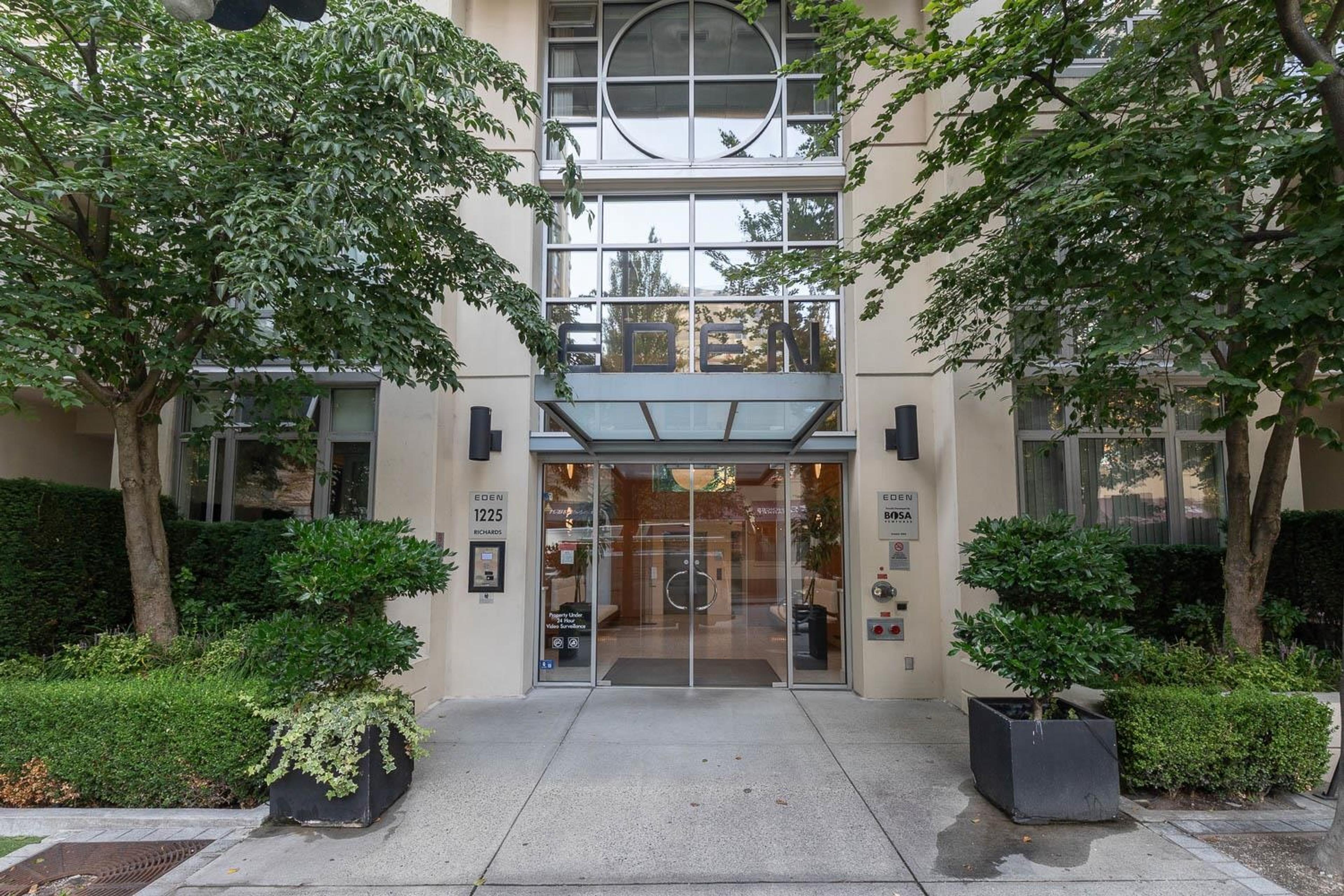 TH1237 Richards Street, Vancouver - Exteriors - Photo 1