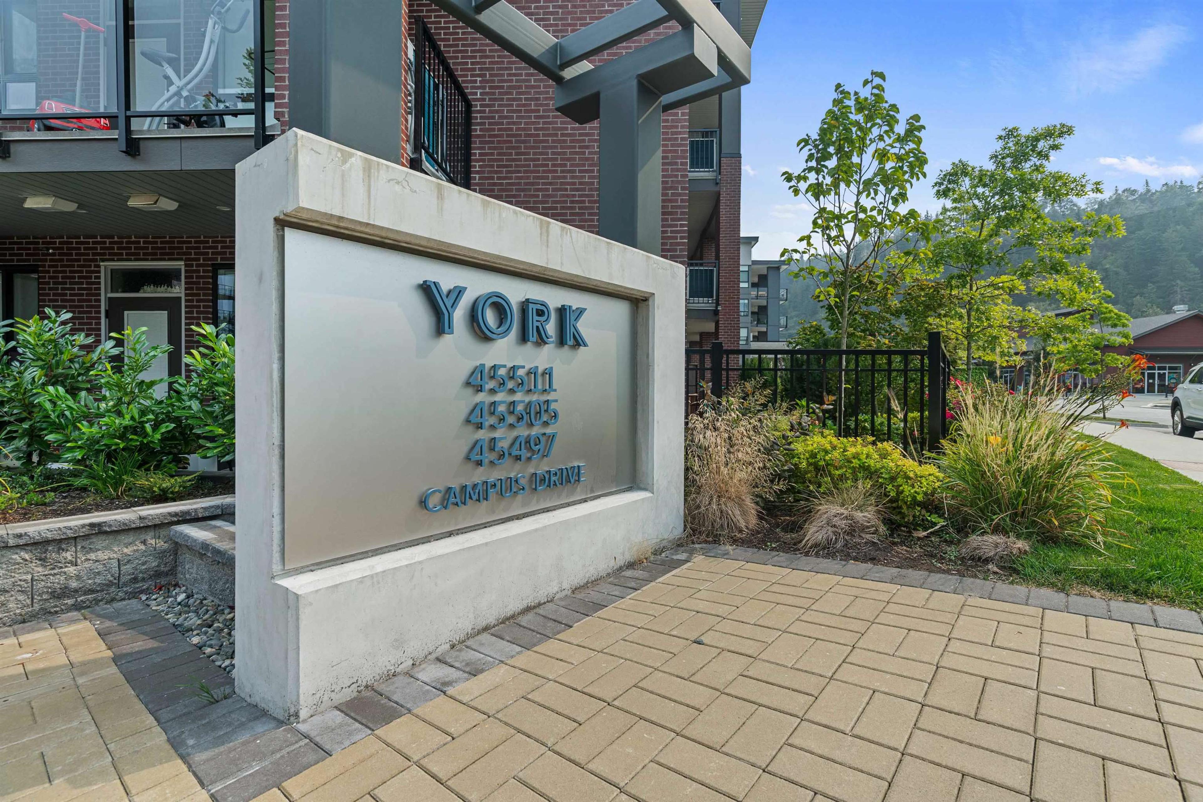 45505 Campus Drive, Chilliwack - Exteriors - Photo 2