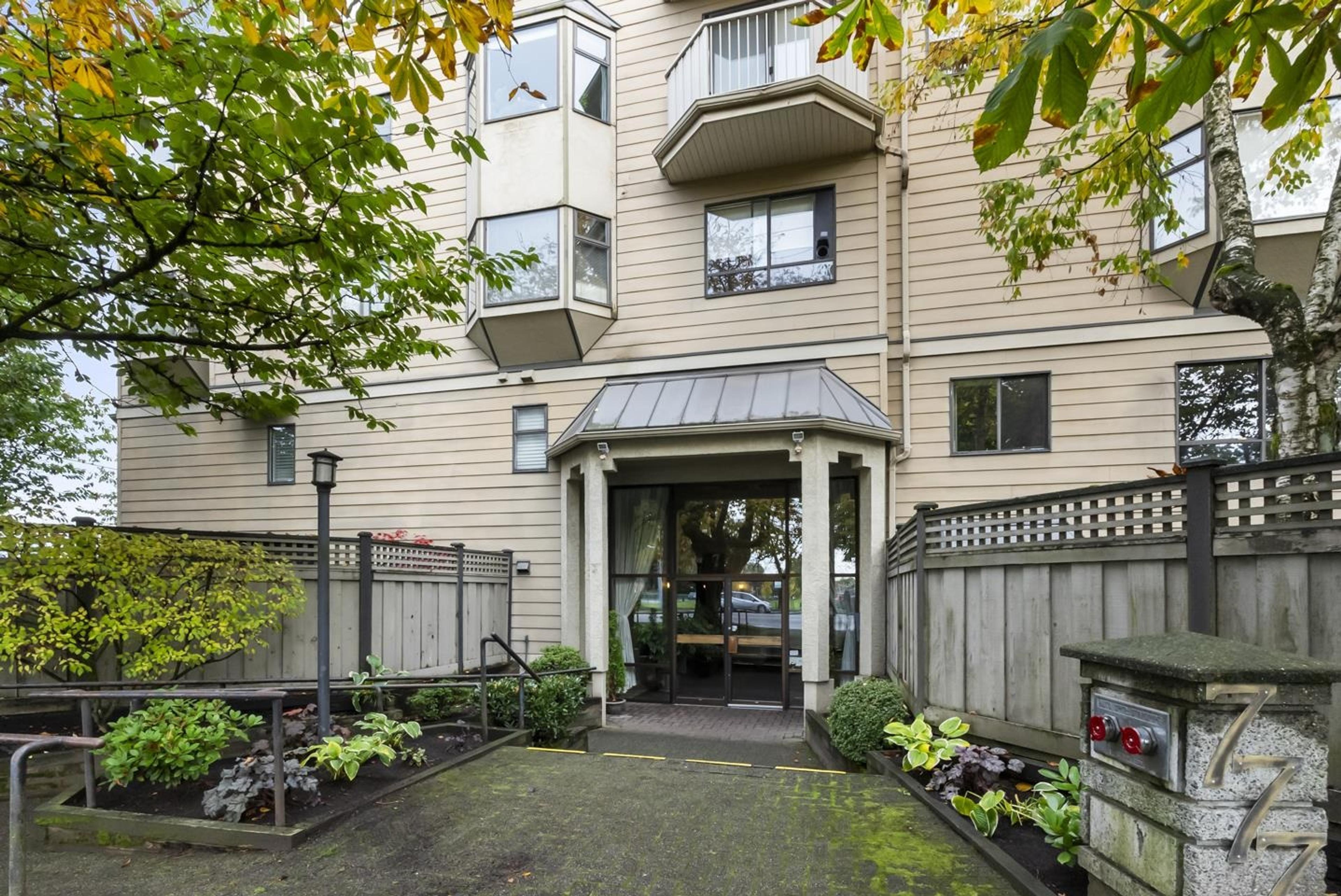 777 Eighth Street, New Westminster - Exteriors - Photo 4