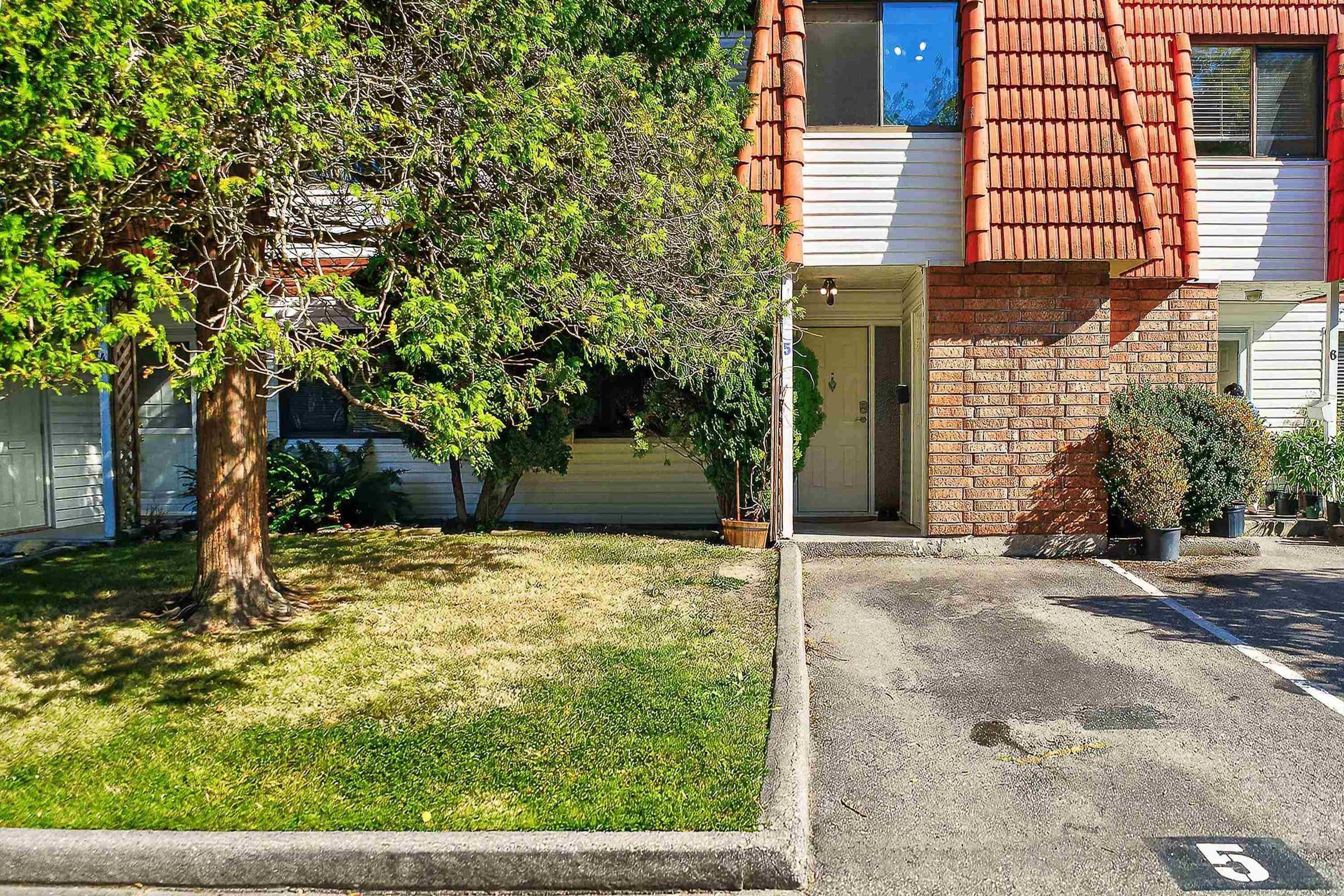 10680 Springmont Drive, Richmond - Exteriors - Photo 3