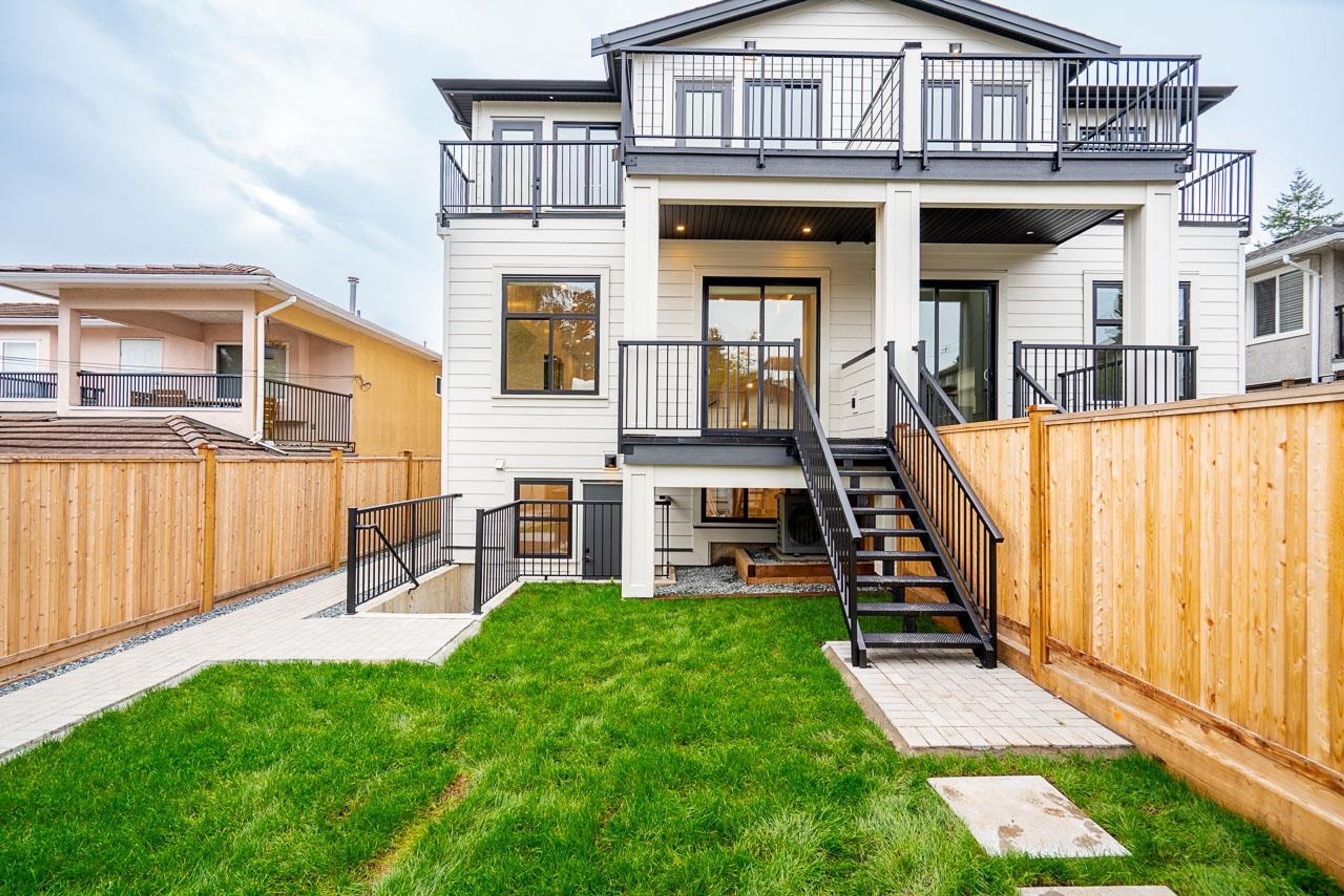 128 N Grosvenor Avenue, Burnaby - Exteriors - Photo 3