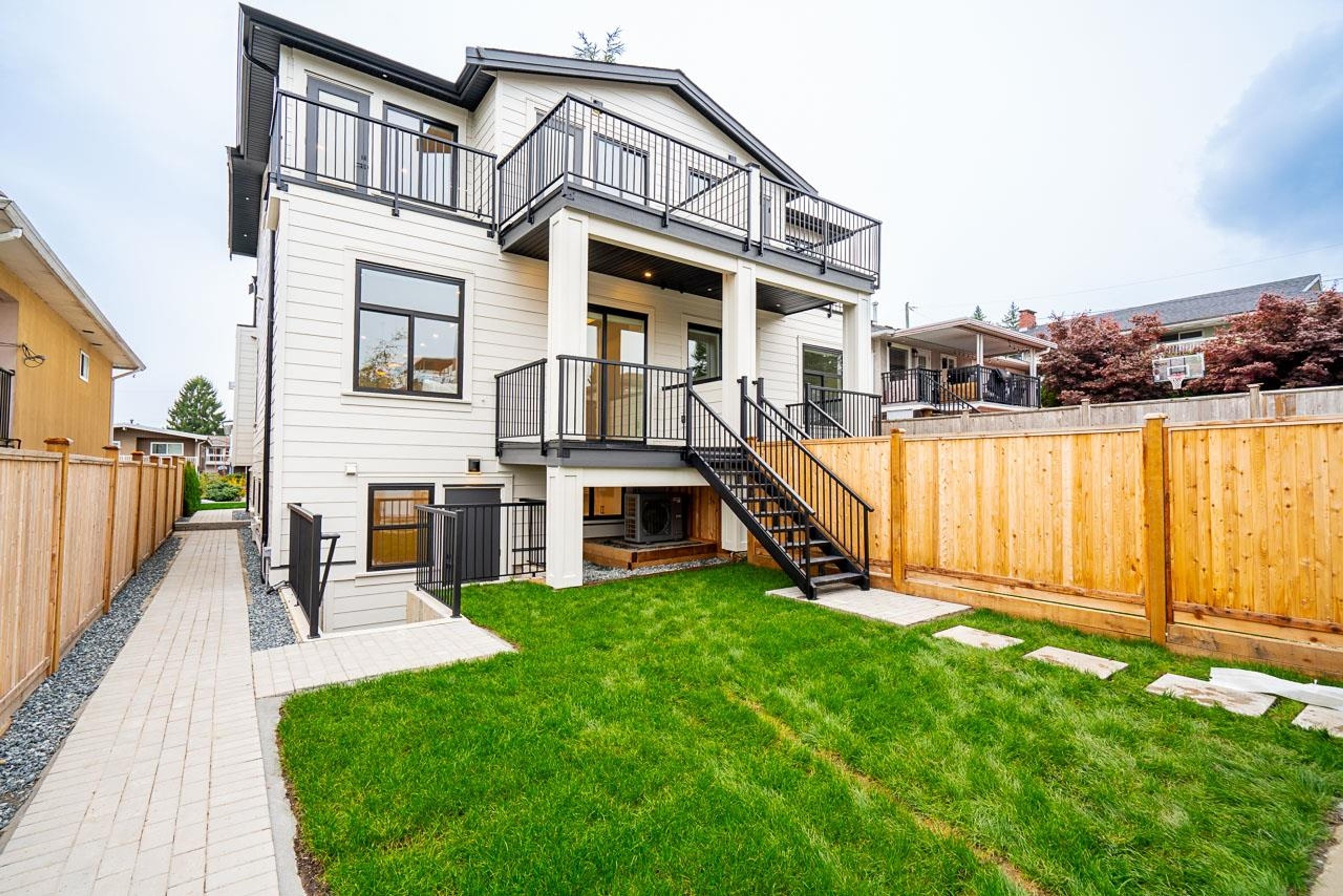 128 N Grosvenor Avenue, Burnaby - Exteriors - Photo 5