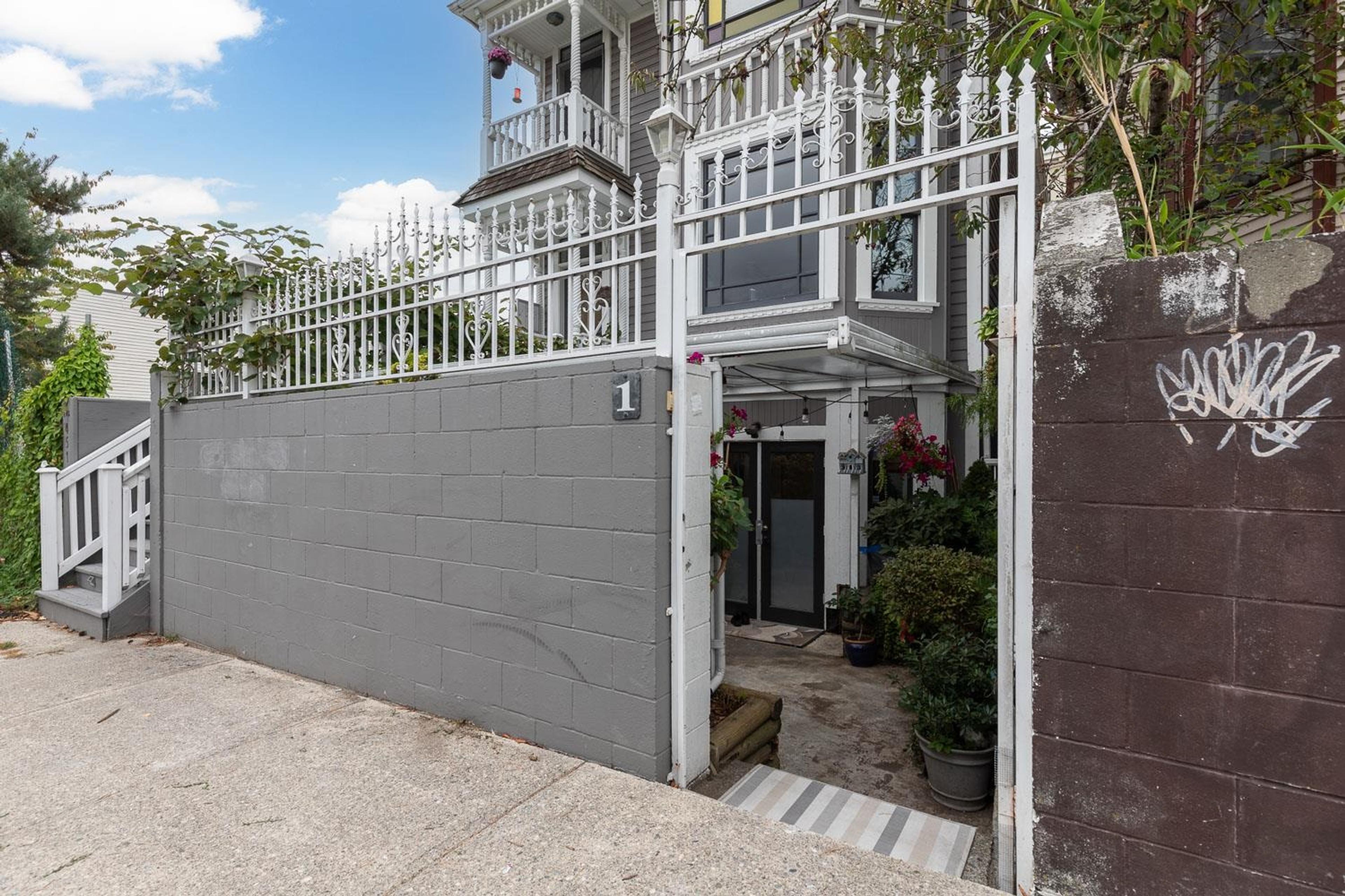 451 E Pender Street, Vancouver - Exteriors - Photo 1