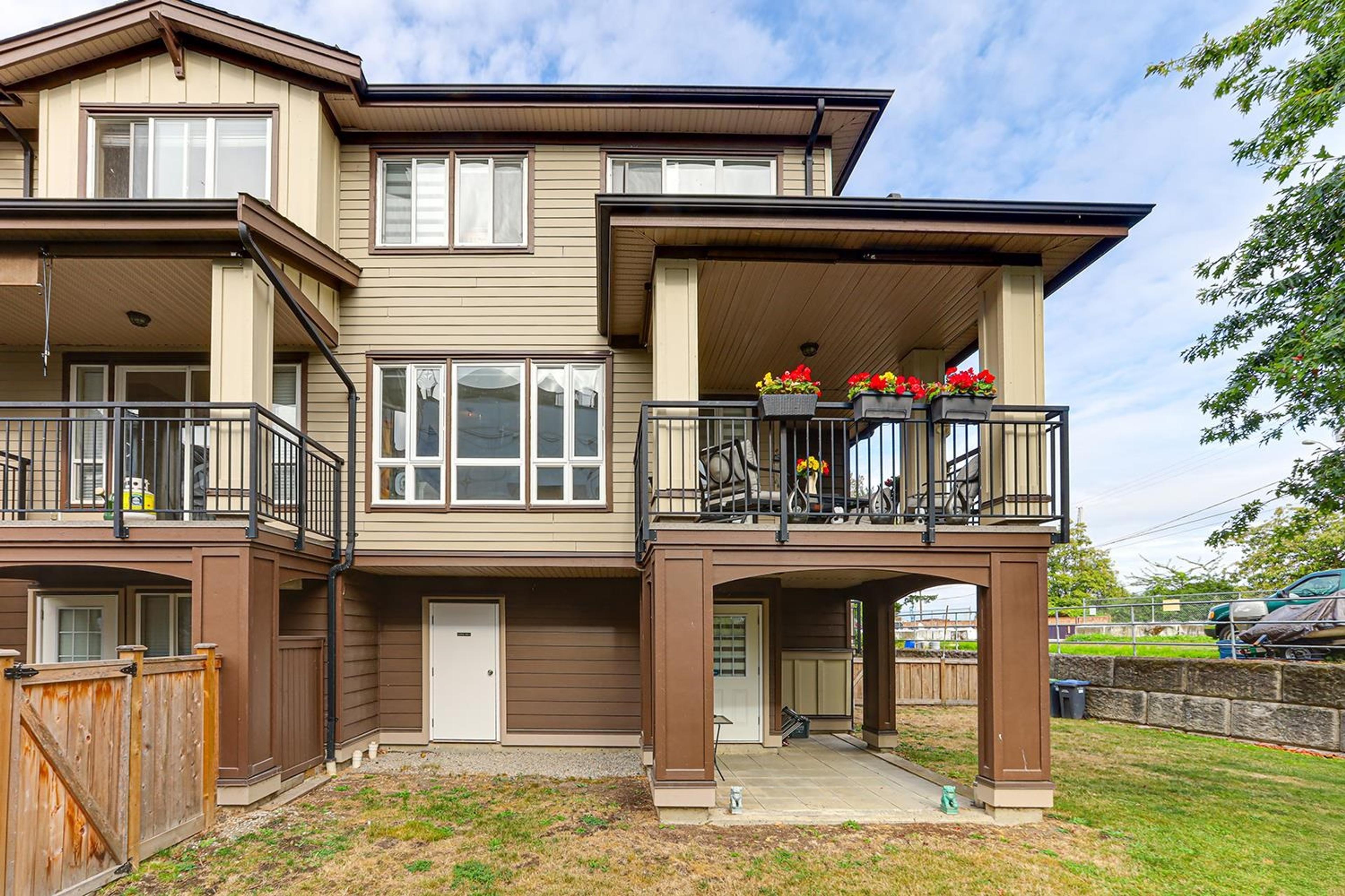 160 Pembina Street, New Westminster - Exteriors - Photo 2