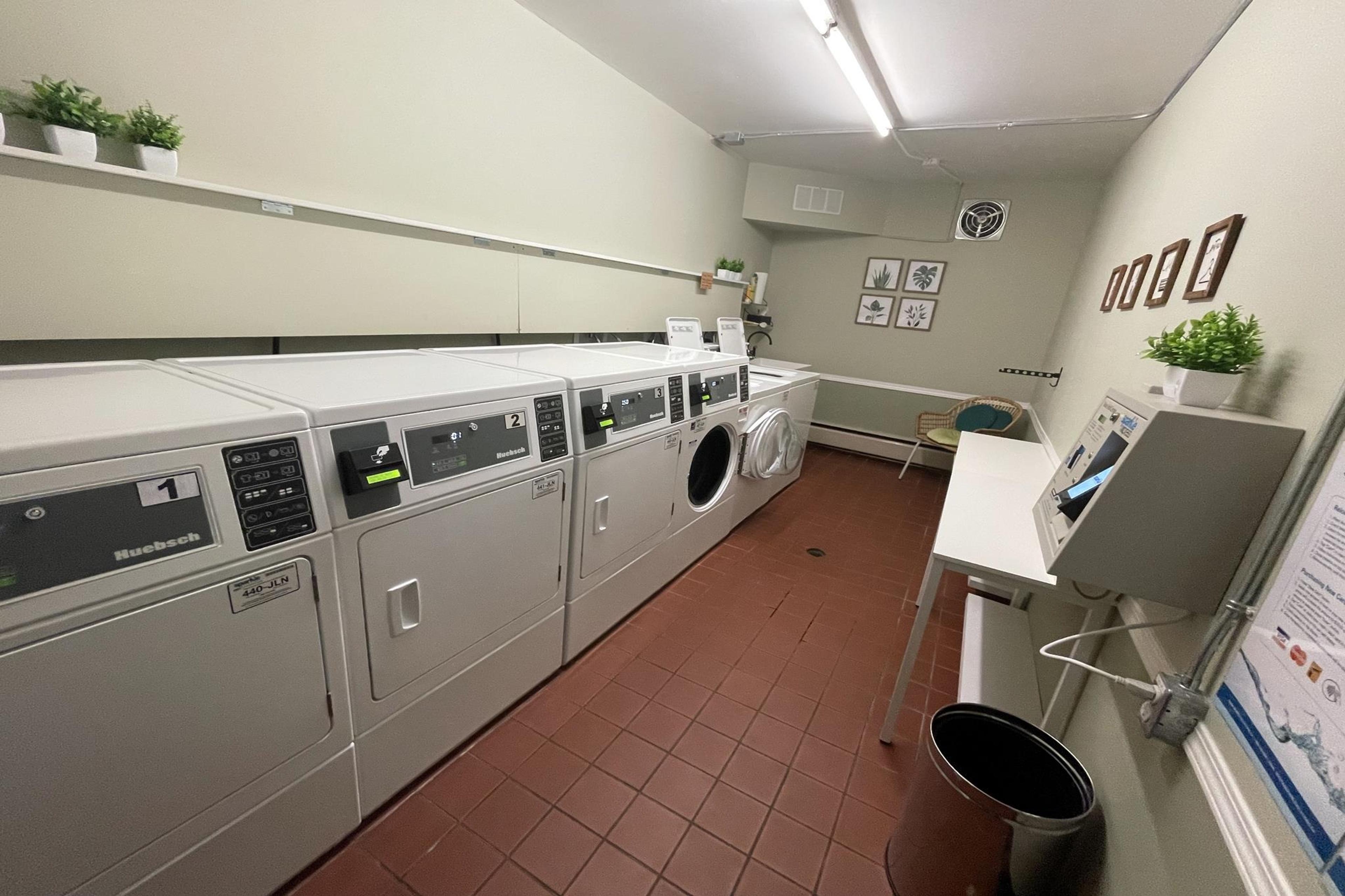 1515 E 5th Avenue, Vancouver - Common Areas - Shared laundry facilities - Photo 1