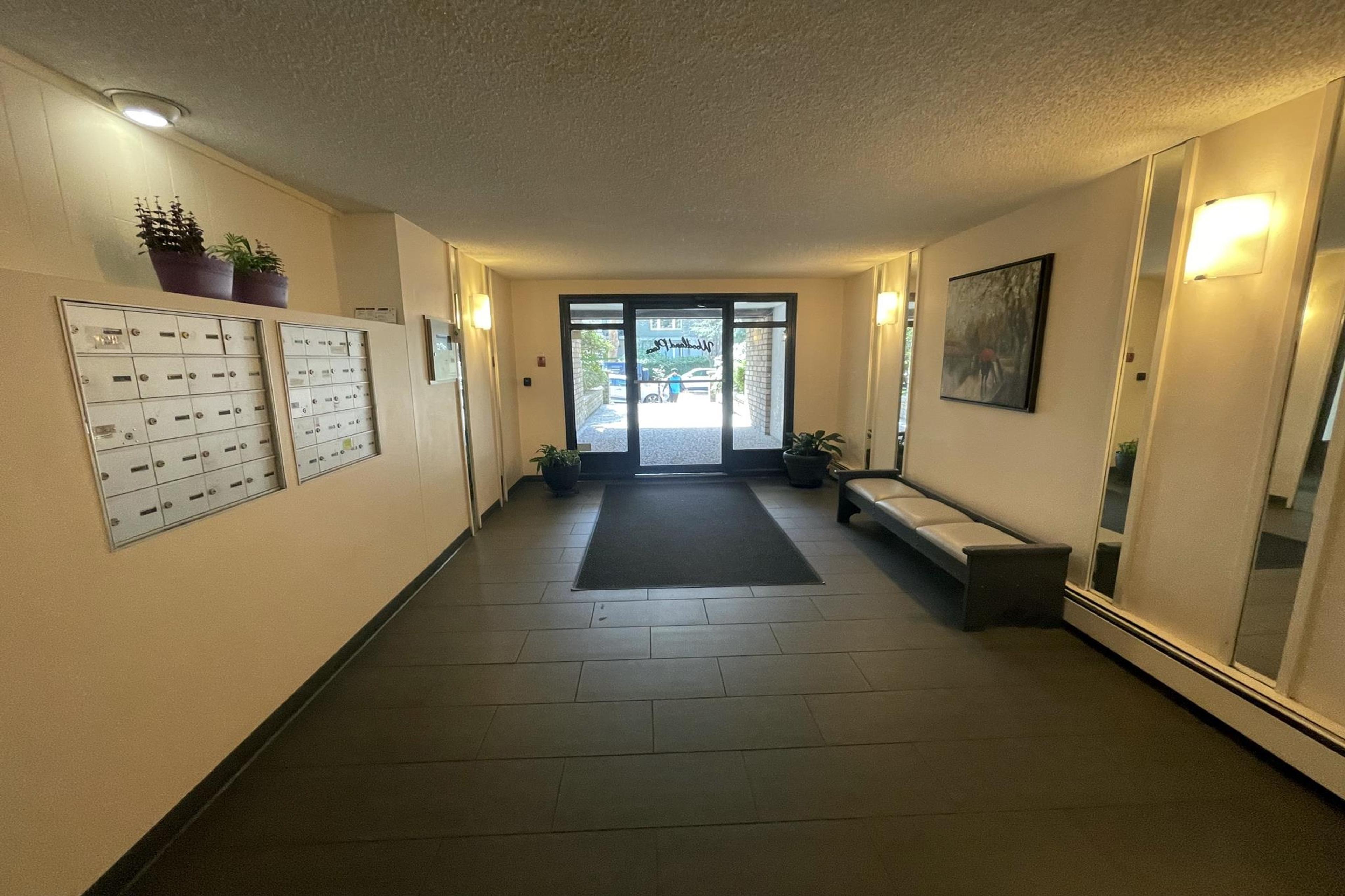 1515 E 5th Avenue, Vancouver - Common Areas - Lobbies / Hallways / Foyers - Photo 2