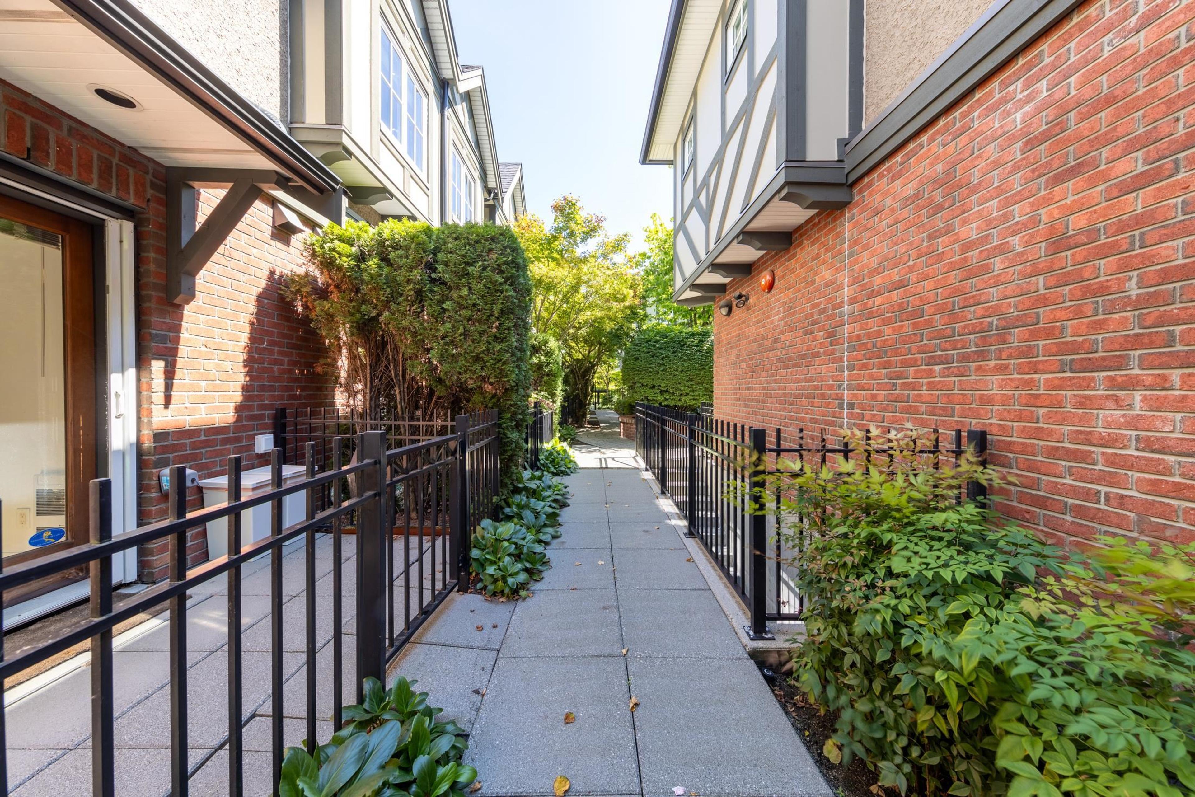 1016 W 45th Avenue, Vancouver - Exteriors - Photo 3