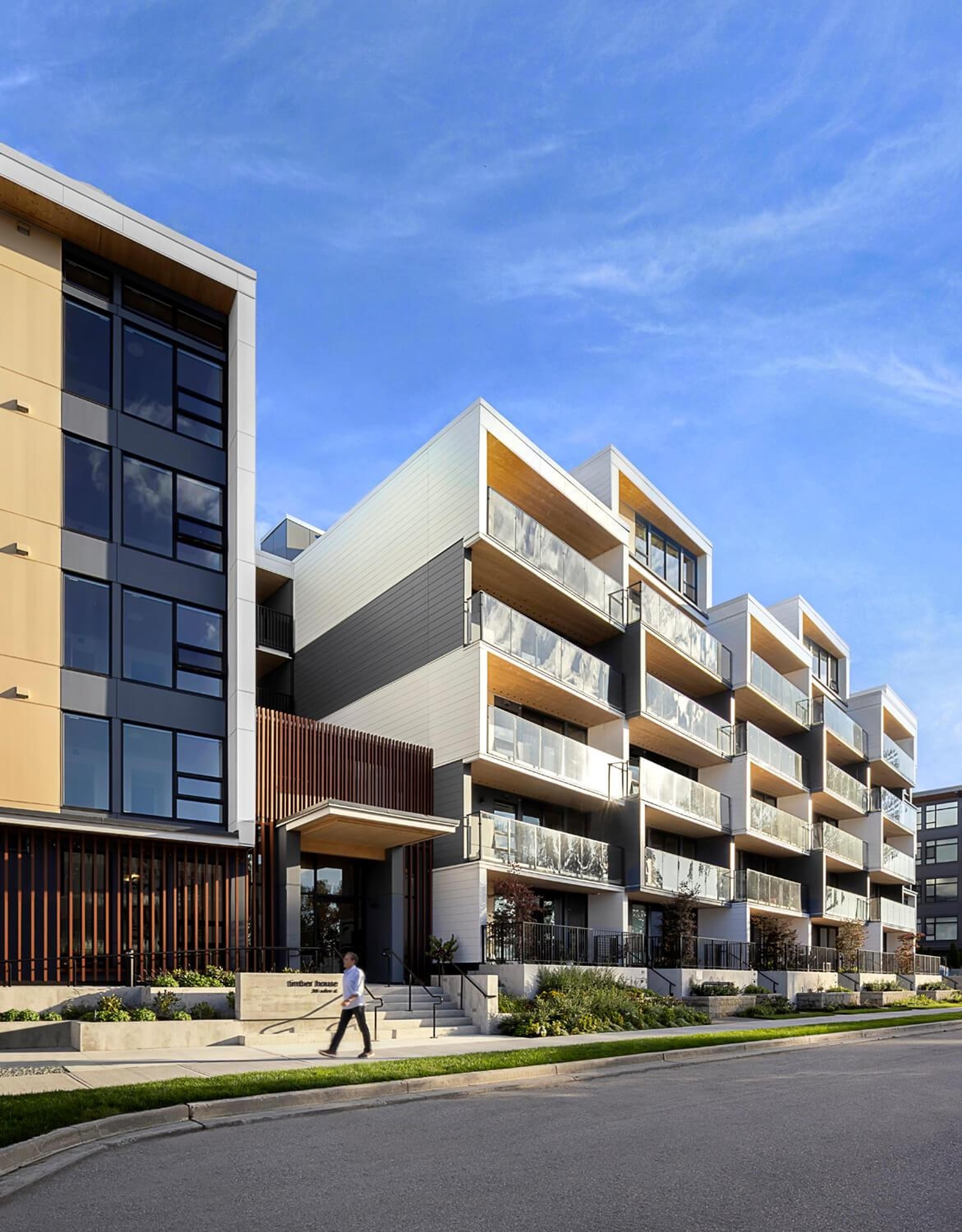 310 Salter Street, New Westminster - Exteriors - Photo 2