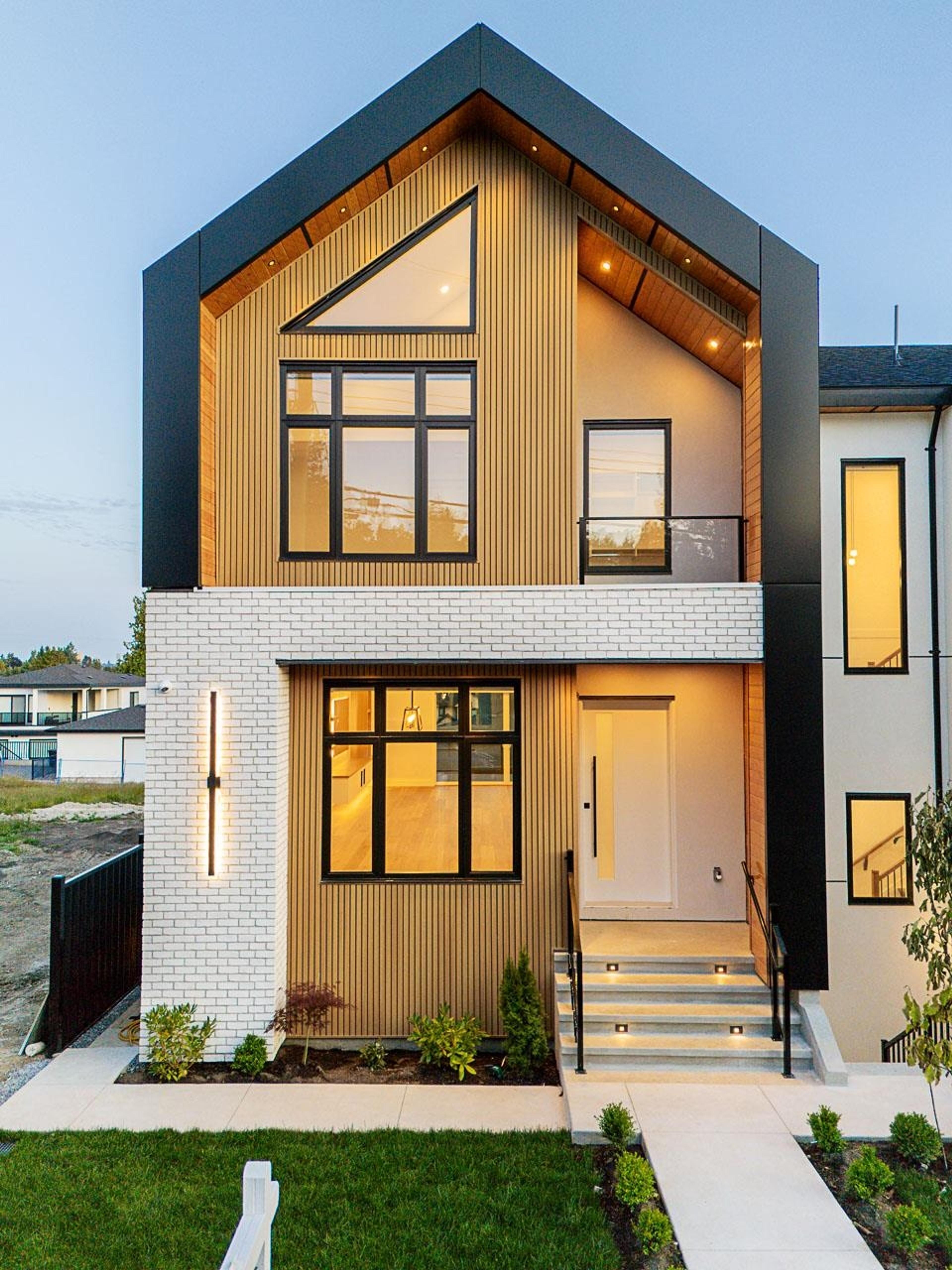 5280 Venables Street, Burnaby - Exteriors - Photo 2