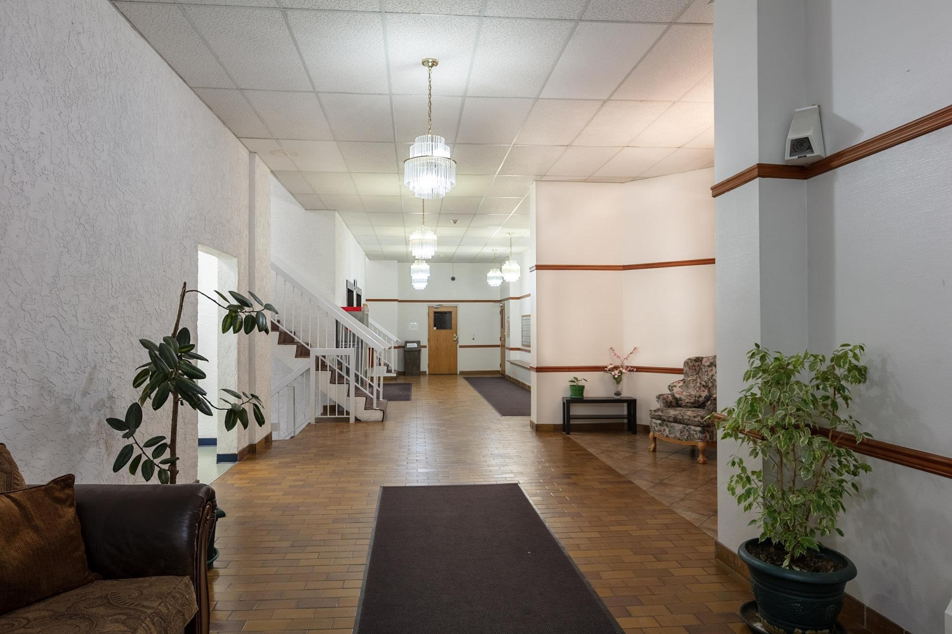 11881 88 Avenue, Delta - Common Areas - Lobbies / Hallways / Foyers - Photo 1