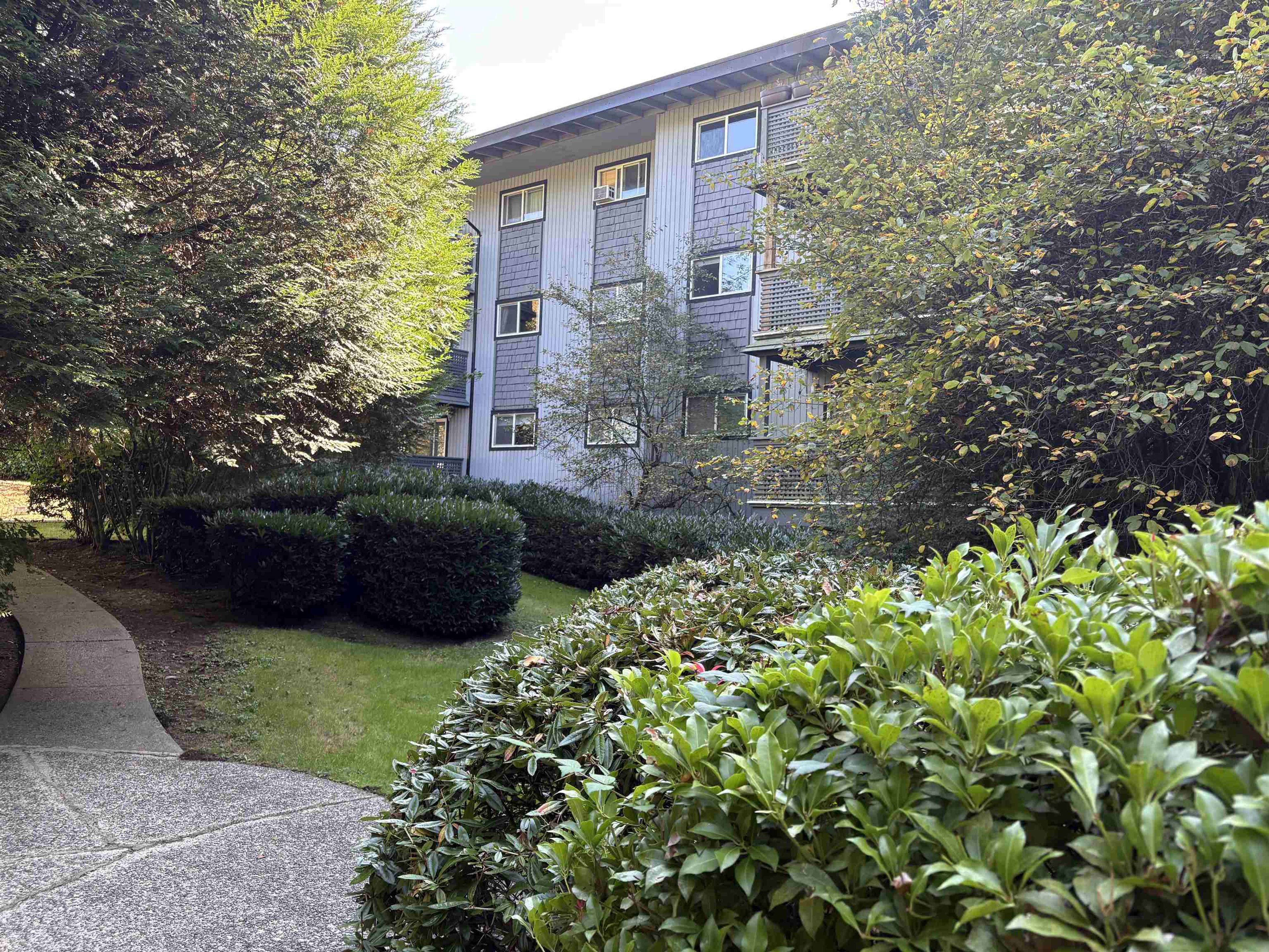 202 Westhill Place, Port Moody - Exteriors - Photo 2