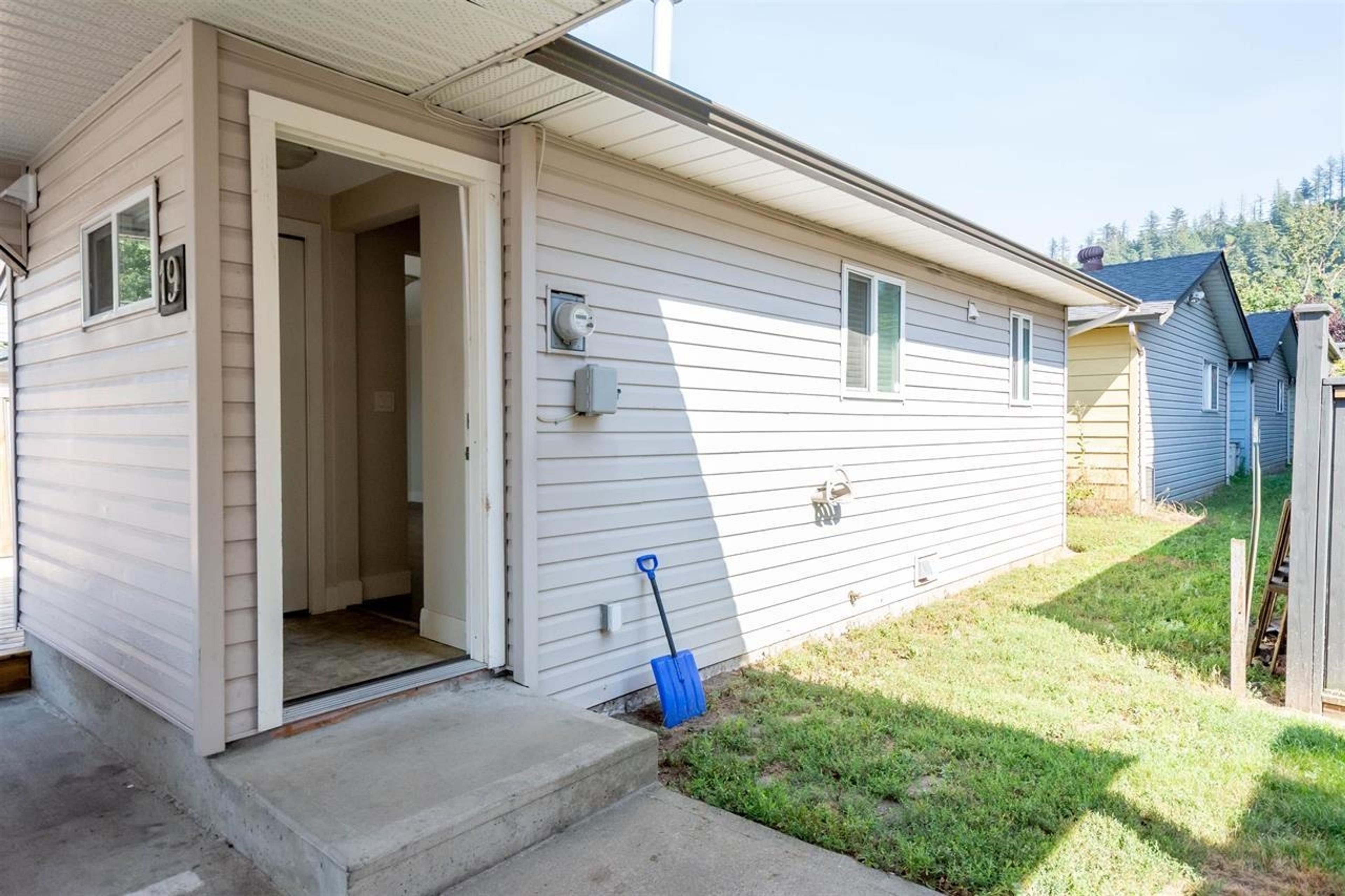 5648 Vedder Road, Chilliwack - Exteriors - Photo 2