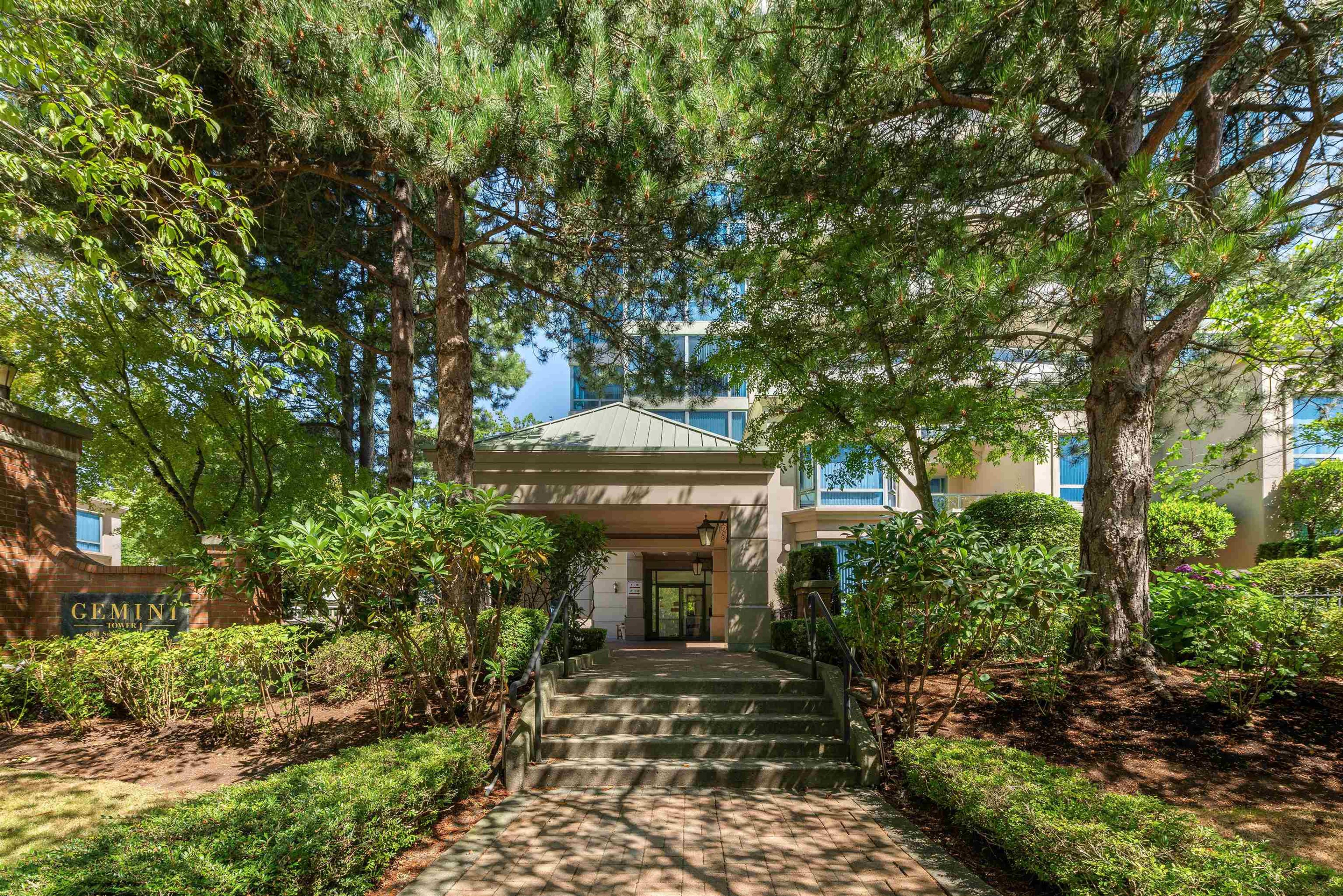 6611 Southoaks Crescent, Burnaby - Exteriors - Photo 3