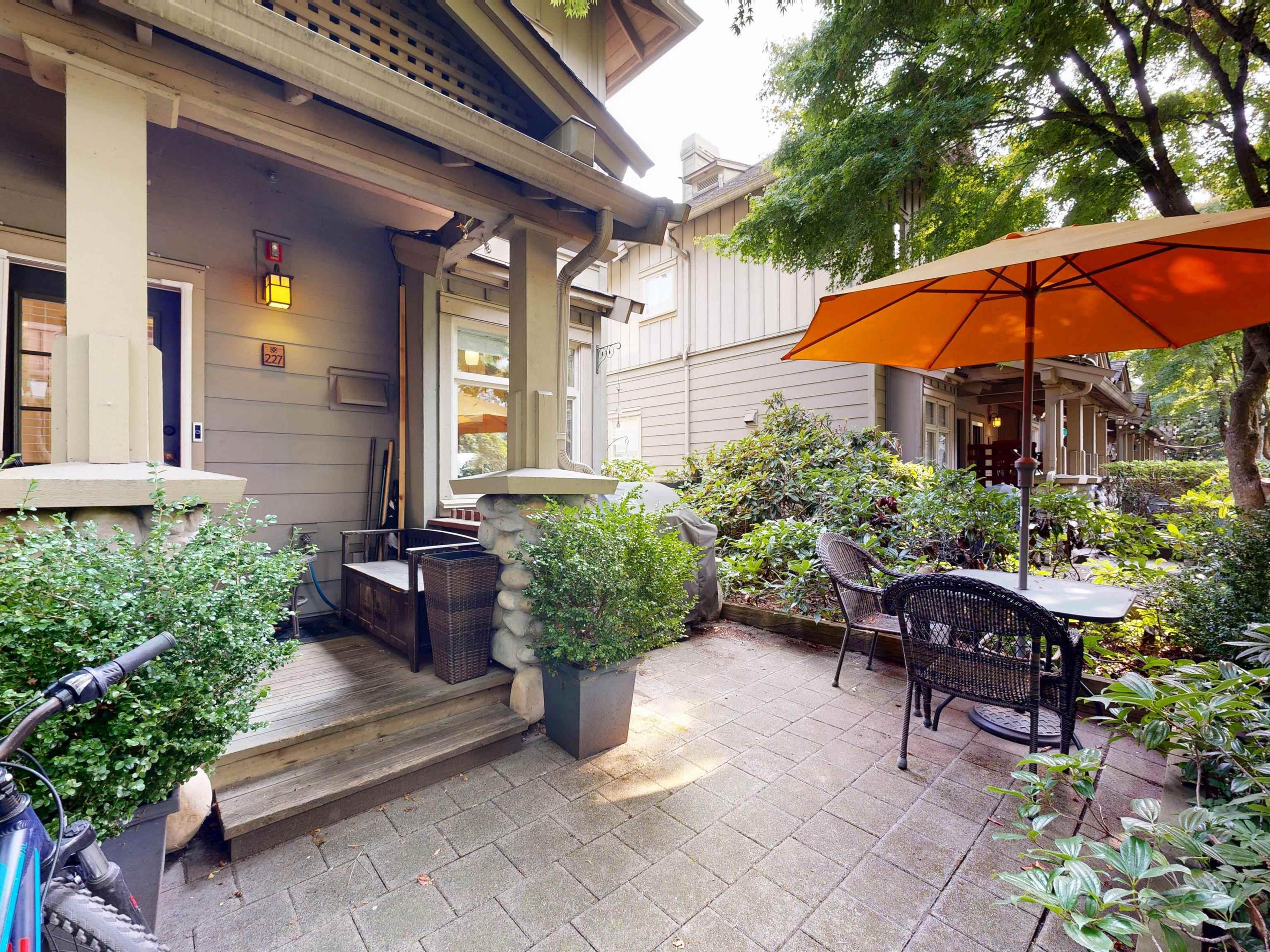 18 Smokey Smith Place, New Westminster - Outdoor Amenities - Garden / Yard/ Backyard/ Porch/ Deck - Photo 1