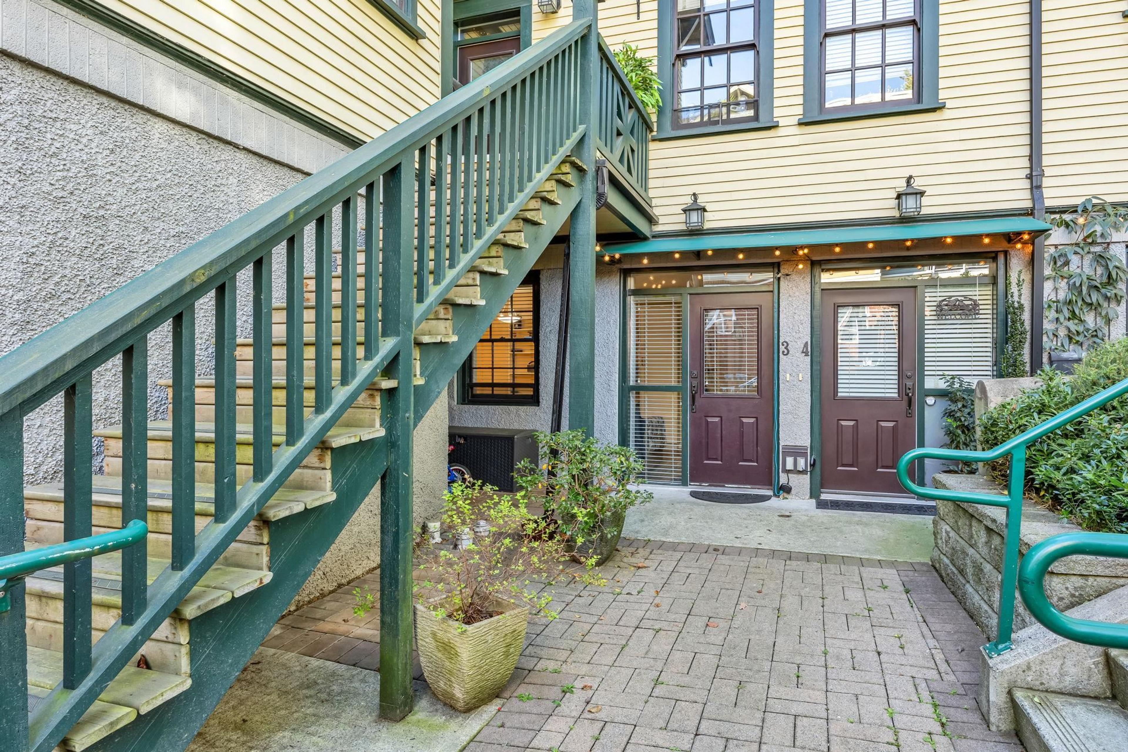 12 E Royal Avenue, New Westminster - Exteriors - Photo 2
