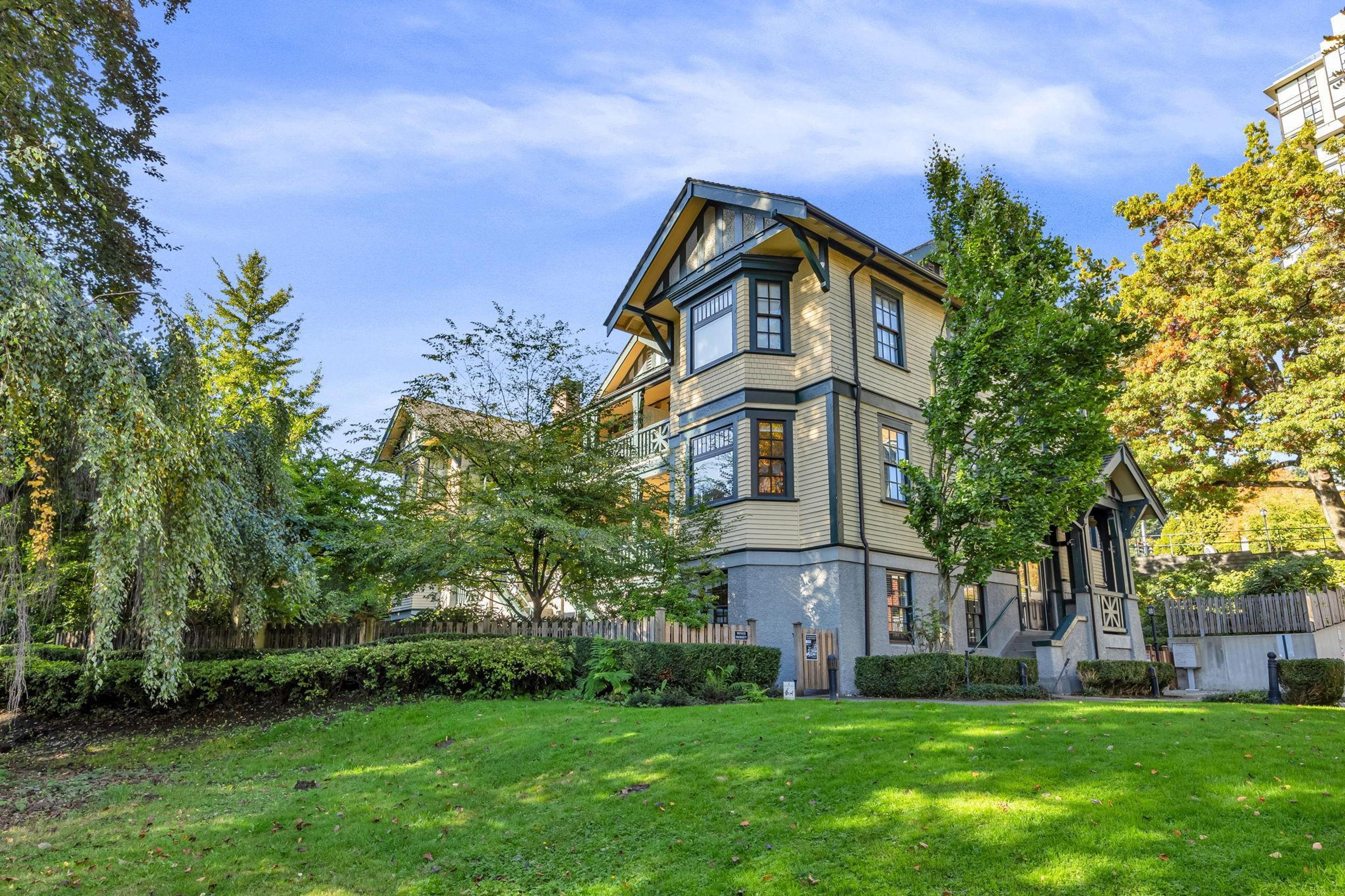 12 E Royal Avenue, New Westminster - Exteriors - Photo 3