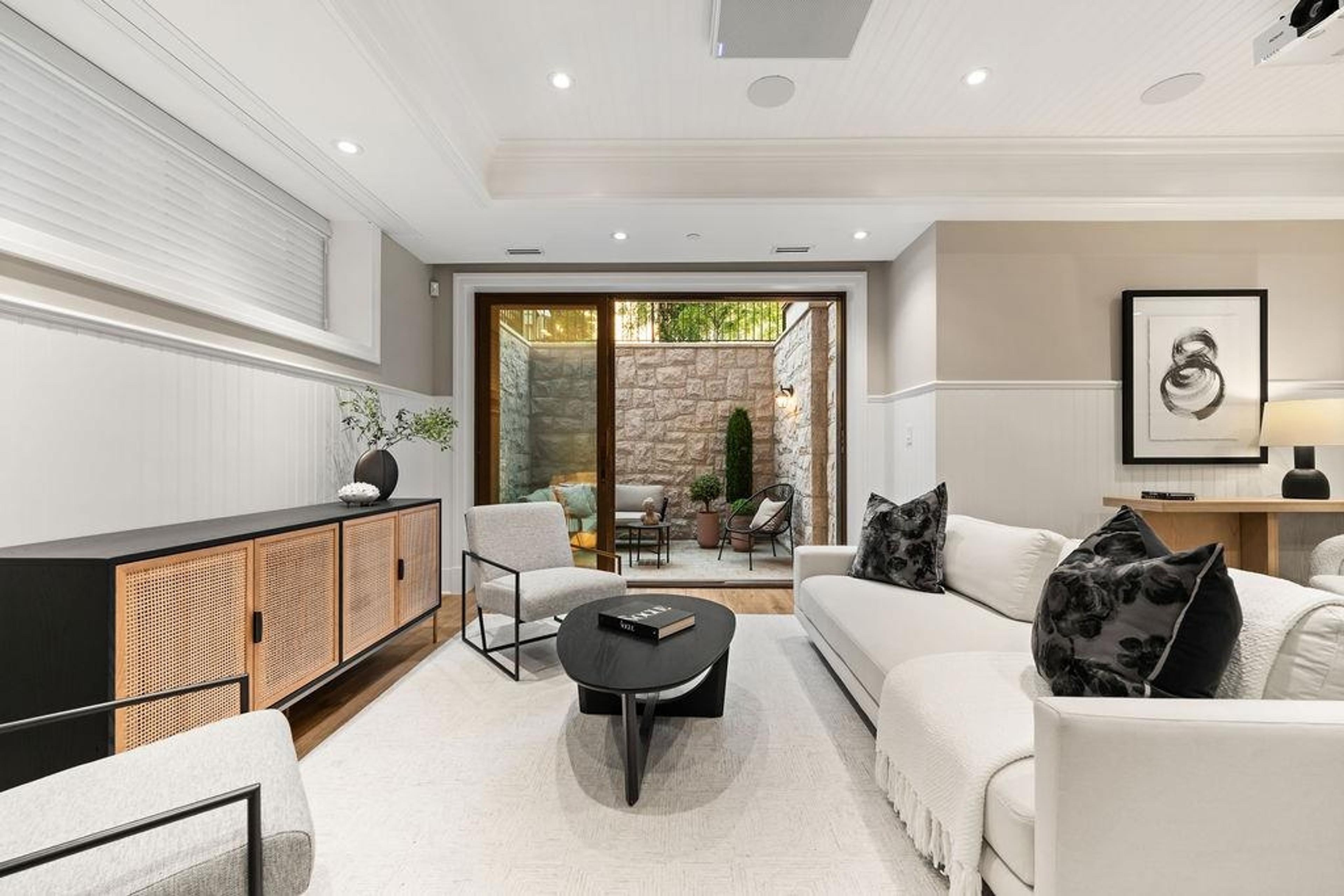 993 BROUGHTON STREET - 31