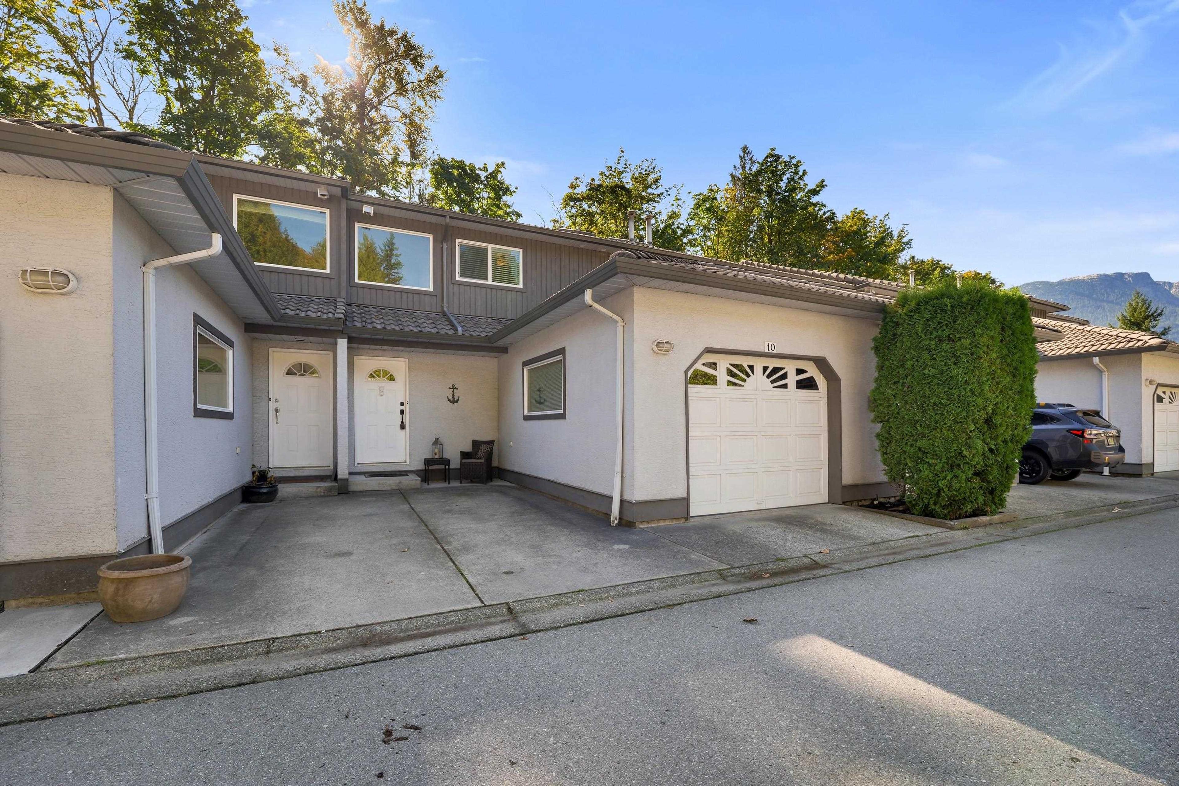 2401 Mamquam Road, Squamish - Exteriors - Photo 4